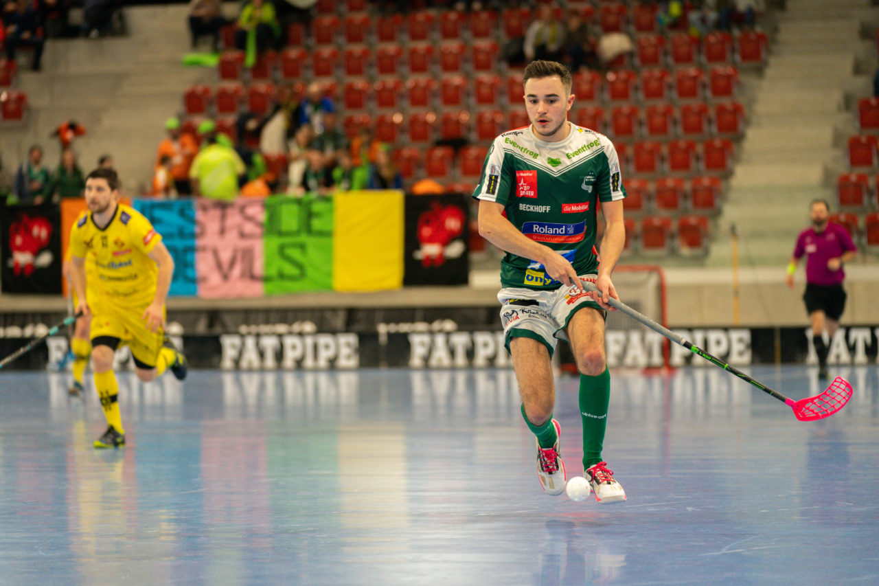 AXA Arena (Winterthur), 26.01.2019, Unihockey Herren NLA 19. Runde, HC Rychenberg Winterthur - SV Wiler-Ersigen, Deny Känzig (Nr. 77, SV Wiler-Ersigen) am Ball

(Claudio Schwarz, unihockey-fotos.ch)

Copyright: Claudio Schwarz, unihockey-fotos.ch – Dieses Bild wurde durch swiss unihockey lizenziert und darf ausschliesslich auf den Online-Kanälen von swiss unihockey verwendet werden. Die redaktionelle oder kommerzielle Nutzung durch Dritte (Medien, Vereine, Unternehmen oder Privatpersonen) per Download von diesem flickr-Account ist ausgeschlossen. Das Bild kann bei Interesse via unihockey-fotos.ch kostenpflichtig lizenziert werden. unihockey-fotos.ch behält sich vor, fehlbaren Medien, Vereinen, Unternehmen oder Privatpersonen Bilder mit einem Zuschlag in Rechnung zu stellen.