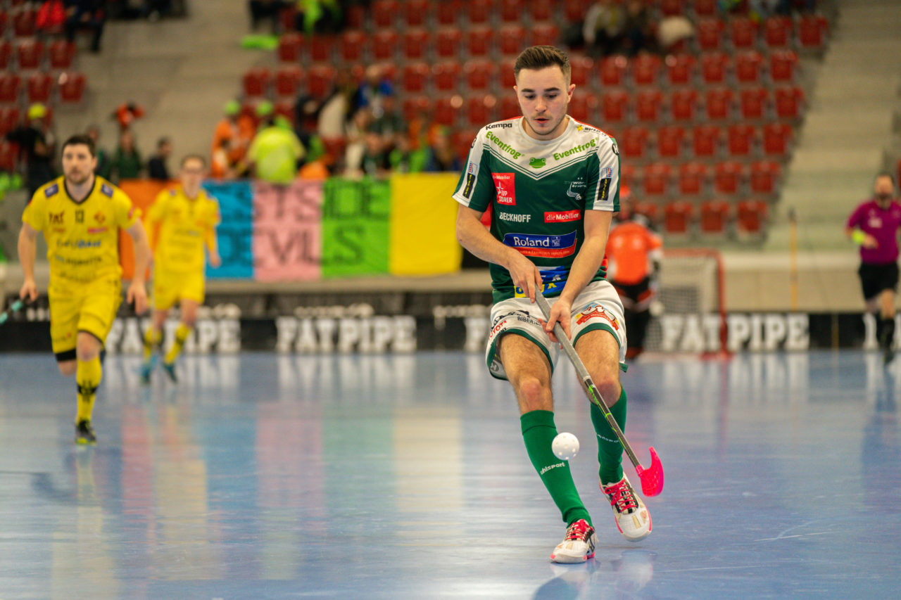 AXA Arena (Winterthur), 26.01.2019, Unihockey Herren NLA 19. Runde, HC Rychenberg Winterthur - SV Wiler-Ersigen, Deny Känzig (Nr. 77, SV Wiler-Ersigen) am Ball

(Claudio Schwarz, unihockey-fotos.ch)

Copyright: Claudio Schwarz, unihockey-fotos.ch – Dieses Bild wurde durch swiss unihockey lizenziert und darf ausschliesslich auf den Online-Kanälen von swiss unihockey verwendet werden. Die redaktionelle oder kommerzielle Nutzung durch Dritte (Medien, Vereine, Unternehmen oder Privatpersonen) per Download von diesem flickr-Account ist ausgeschlossen. Das Bild kann bei Interesse via unihockey-fotos.ch kostenpflichtig lizenziert werden. unihockey-fotos.ch behält sich vor, fehlbaren Medien, Vereinen, Unternehmen oder Privatpersonen Bilder mit einem Zuschlag in Rechnung zu stellen.