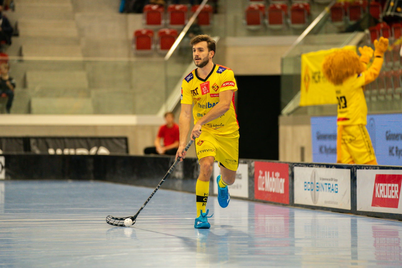 AXA Arena (Winterthur), 26.01.2019, Unihockey Herren NLA 19. Runde, HC Rychenberg Winterthur - SV Wiler-Ersigen, Tobias Studer (Nr. 23, HC Rychenberg Winterthur) am Ball

(Claudio Schwarz, unihockey-fotos.ch)

Copyright: Claudio Schwarz, unihockey-fotos.ch – Dieses Bild wurde durch swiss unihockey lizenziert und darf ausschliesslich auf den Online-Kanälen von swiss unihockey verwendet werden. Die redaktionelle oder kommerzielle Nutzung durch Dritte (Medien, Vereine, Unternehmen oder Privatpersonen) per Download von diesem flickr-Account ist ausgeschlossen. Das Bild kann bei Interesse via unihockey-fotos.ch kostenpflichtig lizenziert werden. unihockey-fotos.ch behält sich vor, fehlbaren Medien, Vereinen, Unternehmen oder Privatpersonen Bilder mit einem Zuschlag in Rechnung zu stellen.