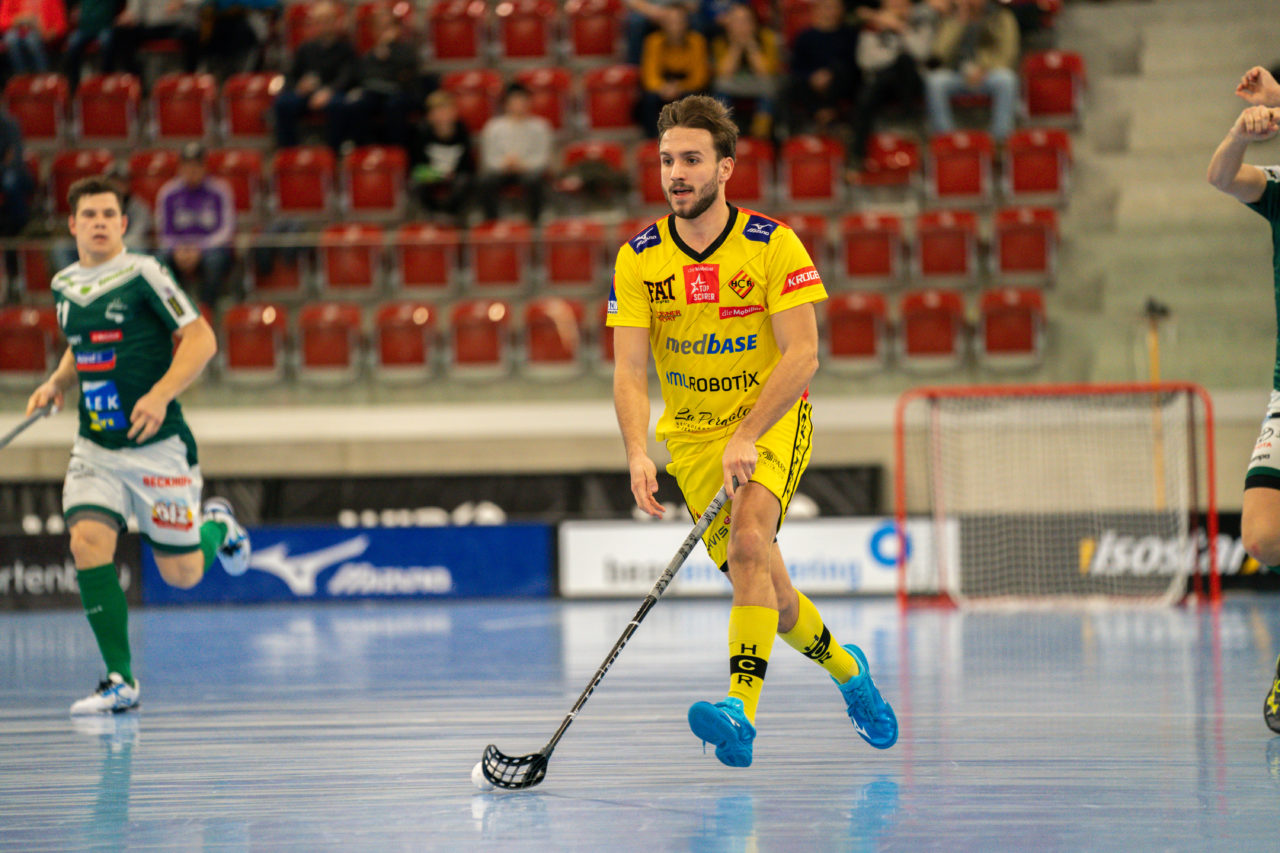 AXA Arena (Winterthur), 26.01.2019, Unihockey Herren NLA 19. Runde, HC Rychenberg Winterthur - SV Wiler-Ersigen, Tobias Studer (Nr. 23, HC Rychenberg Winterthur) am Ball

(Claudio Schwarz, unihockey-fotos.ch)

Copyright: Claudio Schwarz, unihockey-fotos.ch – Dieses Bild wurde durch swiss unihockey lizenziert und darf ausschliesslich auf den Online-Kanälen von swiss unihockey verwendet werden. Die redaktionelle oder kommerzielle Nutzung durch Dritte (Medien, Vereine, Unternehmen oder Privatpersonen) per Download von diesem flickr-Account ist ausgeschlossen. Das Bild kann bei Interesse via unihockey-fotos.ch kostenpflichtig lizenziert werden. unihockey-fotos.ch behält sich vor, fehlbaren Medien, Vereinen, Unternehmen oder Privatpersonen Bilder mit einem Zuschlag in Rechnung zu stellen.