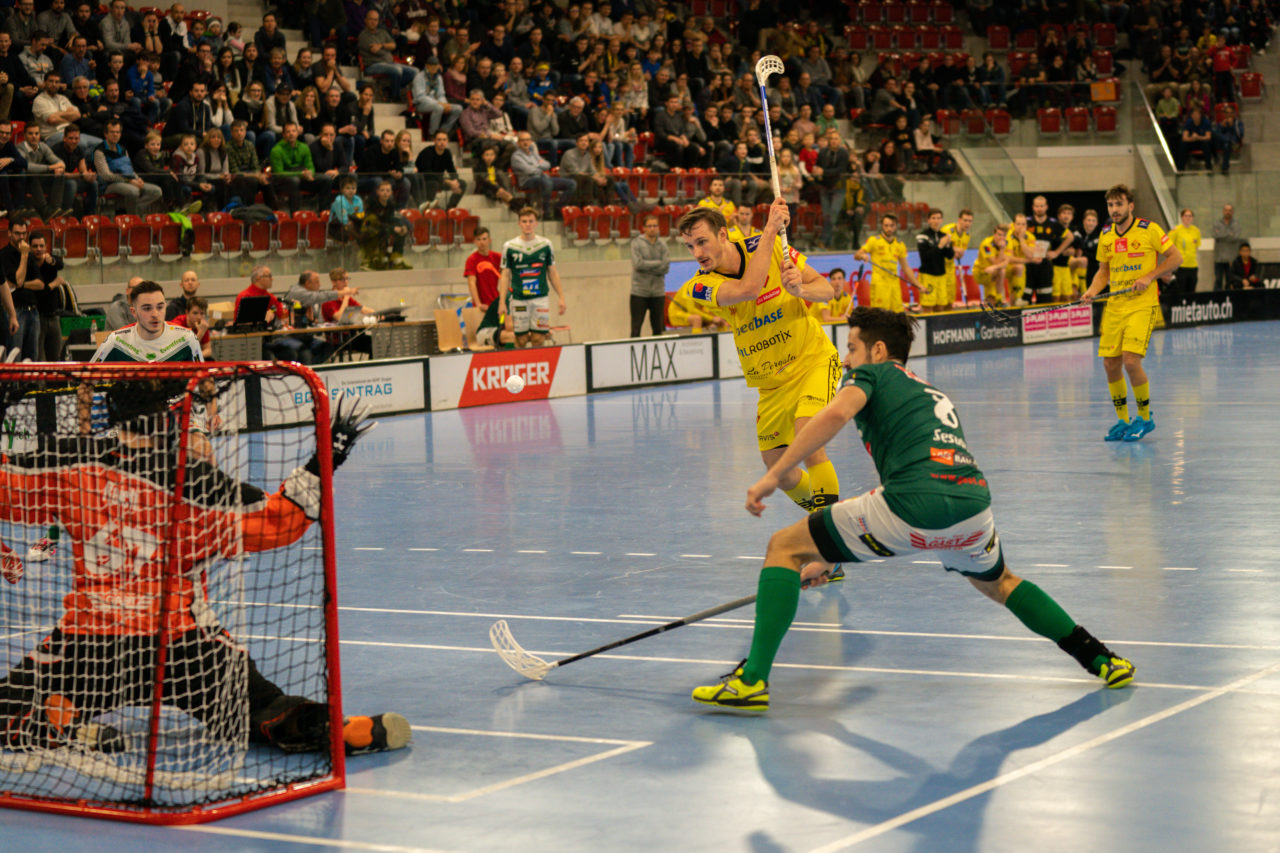 AXA Arena (Winterthur), 26.01.2019, Unihockey Herren NLA 19. Runde, HC Rychenberg Winterthur - SV Wiler-Ersigen, Moritz Schaub (Nr. 16, HC Rychenberg Winterthur) mit einem Abschlussversuch im Slot

(Claudio Schwarz, unihockey-fotos.ch)

Copyright: Claudio Schwarz, unihockey-fotos.ch – Dieses Bild wurde durch swiss unihockey lizenziert und darf ausschliesslich auf den Online-Kanälen von swiss unihockey verwendet werden. Die redaktionelle oder kommerzielle Nutzung durch Dritte (Medien, Vereine, Unternehmen oder Privatpersonen) per Download von diesem flickr-Account ist ausgeschlossen. Das Bild kann bei Interesse via unihockey-fotos.ch kostenpflichtig lizenziert werden. unihockey-fotos.ch behält sich vor, fehlbaren Medien, Vereinen, Unternehmen oder Privatpersonen Bilder mit einem Zuschlag in Rechnung zu stellen.