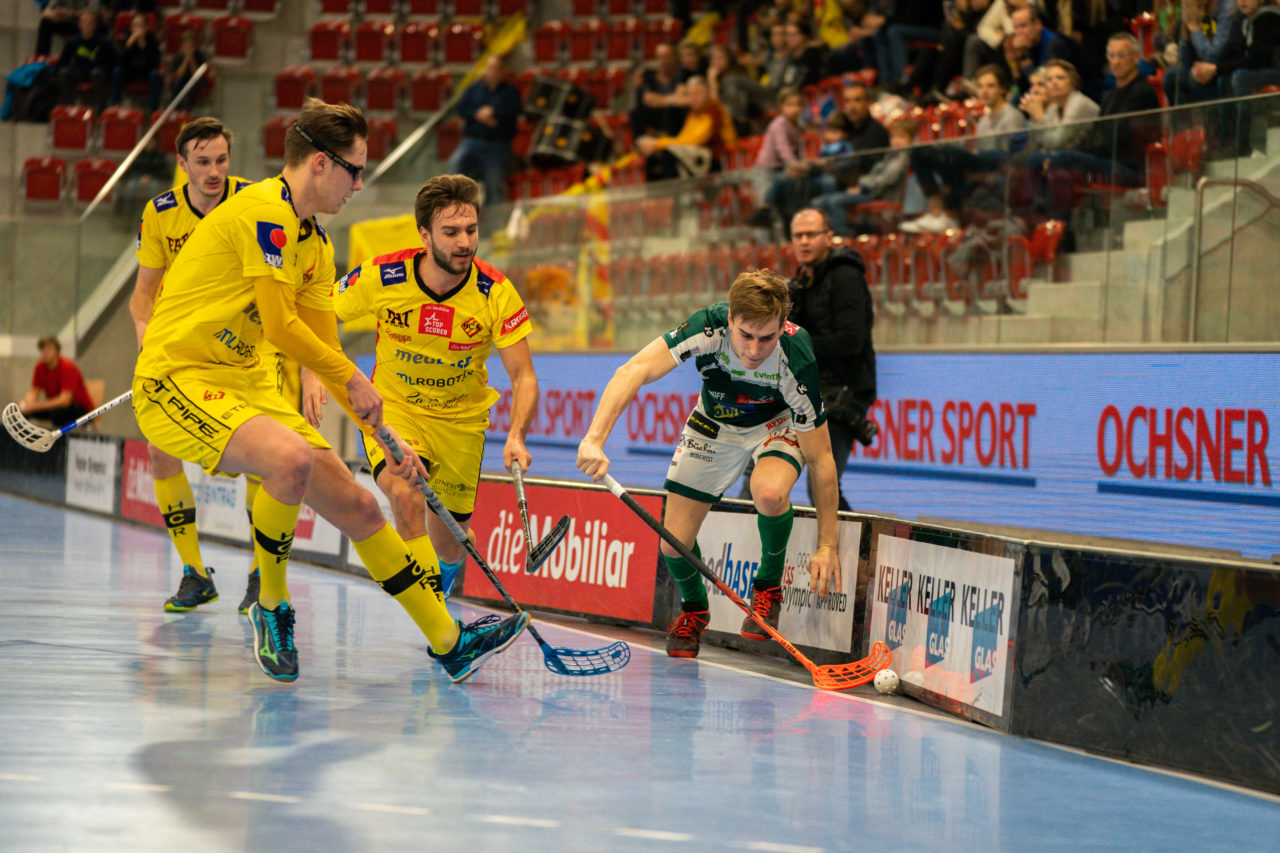 AXA Arena (Winterthur), 26.01.2019, Unihockey Herren NLA 19. Runde, HC Rychenberg Winterthur - SV Wiler-Ersigen, Nicola Bischofberger (Nr. 2, SV Wiler-Ersigen) behauptet den Ball

(Claudio Schwarz, unihockey-fotos.ch)

Copyright: Claudio Schwarz, unihockey-fotos.ch – Dieses Bild wurde durch swiss unihockey lizenziert und darf ausschliesslich auf den Online-Kanälen von swiss unihockey verwendet werden. Die redaktionelle oder kommerzielle Nutzung durch Dritte (Medien, Vereine, Unternehmen oder Privatpersonen) per Download von diesem flickr-Account ist ausgeschlossen. Das Bild kann bei Interesse via unihockey-fotos.ch kostenpflichtig lizenziert werden. unihockey-fotos.ch behält sich vor, fehlbaren Medien, Vereinen, Unternehmen oder Privatpersonen Bilder mit einem Zuschlag in Rechnung zu stellen.