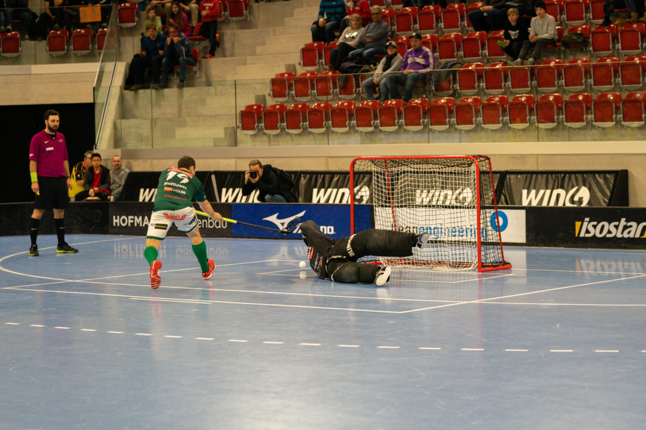 AXA Arena (Winterthur), 26.01.2019, Unihockey Herren NLA 19. Runde, HC Rychenberg Winterthur - SV Wiler-Ersigen, Matthias Hofbauer (Nr. 19, SV Wiler-Ersigen) vergibt den Penalty

(Claudio Schwarz, unihockey-fotos.ch)

Copyright: Claudio Schwarz, unihockey-fotos.ch – Dieses Bild wurde durch swiss unihockey lizenziert und darf ausschliesslich auf den Online-Kanälen von swiss unihockey verwendet werden. Die redaktionelle oder kommerzielle Nutzung durch Dritte (Medien, Vereine, Unternehmen oder Privatpersonen) per Download von diesem flickr-Account ist ausgeschlossen. Das Bild kann bei Interesse via unihockey-fotos.ch kostenpflichtig lizenziert werden. unihockey-fotos.ch behält sich vor, fehlbaren Medien, Vereinen, Unternehmen oder Privatpersonen Bilder mit einem Zuschlag in Rechnung zu stellen.