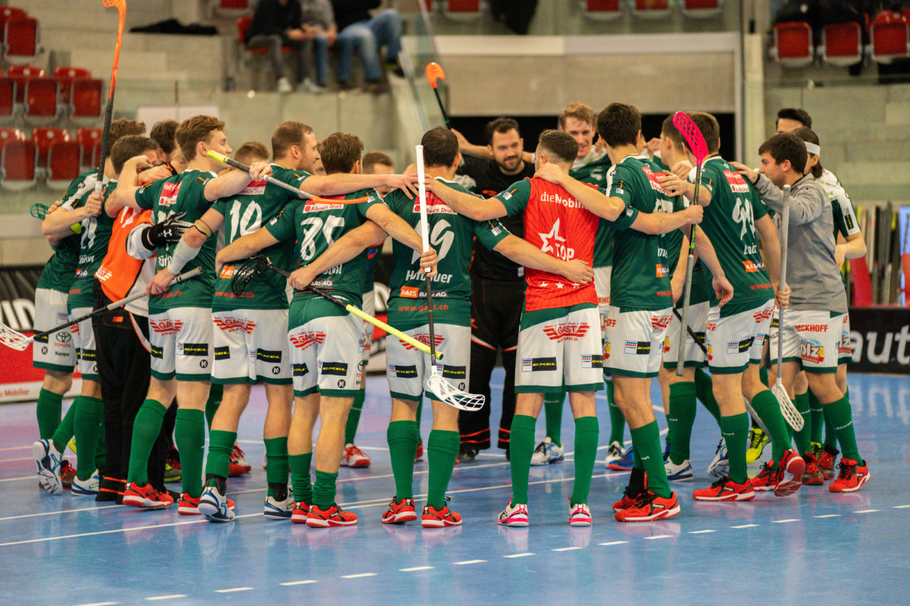 AXA Arena (Winterthur), 26.01.2019, Unihockey Herren NLA 19. Runde, HC Rychenberg Winterthur - SV Wiler-Ersigen, der SVWE bejubelt den Sieg

(Claudio Schwarz, unihockey-fotos.ch)

Copyright: Claudio Schwarz, unihockey-fotos.ch – Dieses Bild wurde durch swiss unihockey lizenziert und darf ausschliesslich auf den Online-Kanälen von swiss unihockey verwendet werden. Die redaktionelle oder kommerzielle Nutzung durch Dritte (Medien, Vereine, Unternehmen oder Privatpersonen) per Download von diesem flickr-Account ist ausgeschlossen. Das Bild kann bei Interesse via unihockey-fotos.ch kostenpflichtig lizenziert werden. unihockey-fotos.ch behält sich vor, fehlbaren Medien, Vereinen, Unternehmen oder Privatpersonen Bilder mit einem Zuschlag in Rechnung zu stellen.