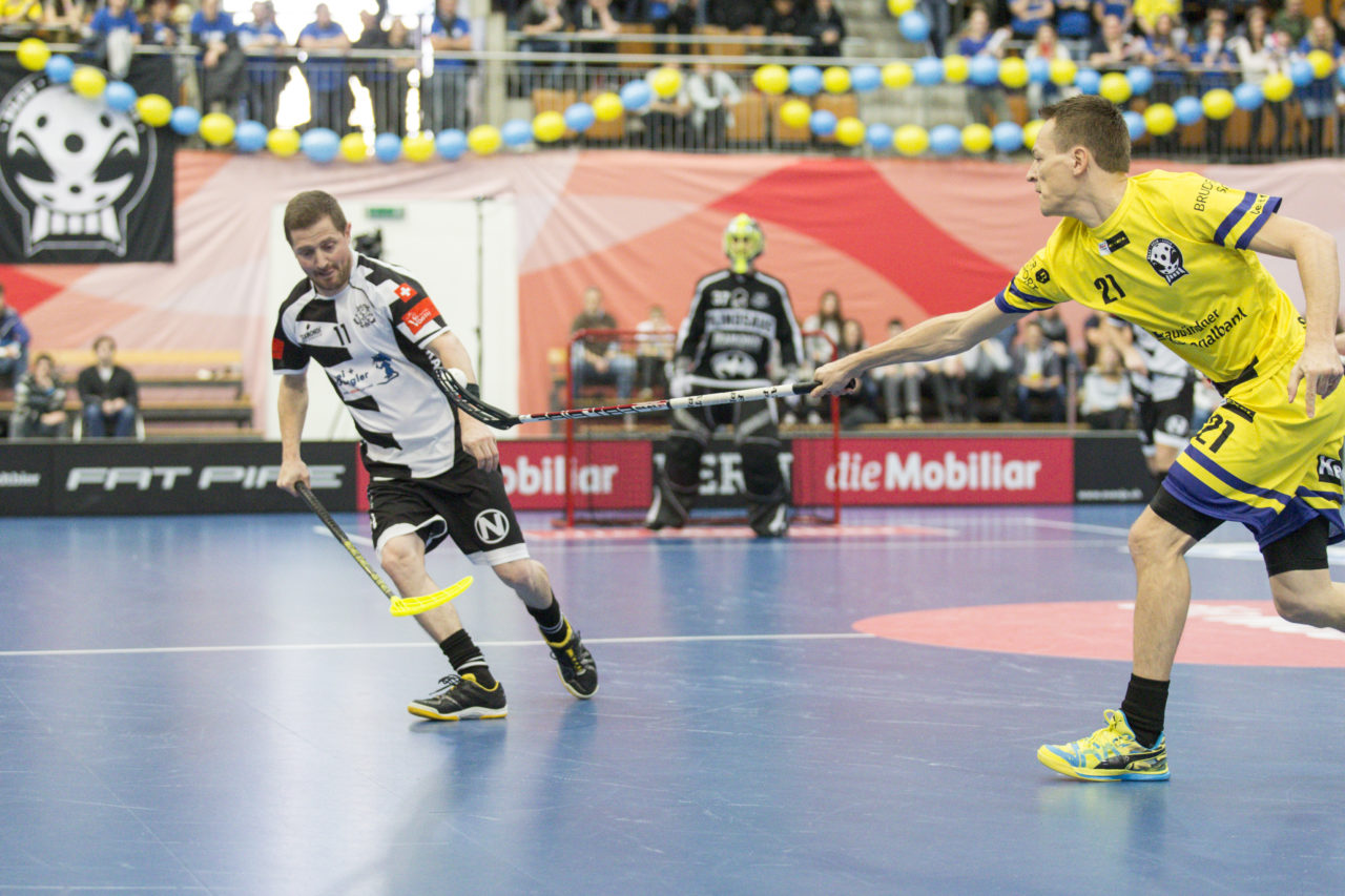 Wankdorf (Bern), 23.02.2019, Unihockey Herren Ligacup Final, UHC Nuglar United - Blau-Gelb Cazis; Philipp Vögtli (Nr. 11, Nuglar United) im Duell mit Johannes Hartmann (Nr. 21, Blau-Gelb Cazis).
 
(Claudio Thoma, unihockey-fotos.ch)
 
Copyright: Claudio Thoma, unihockey-fotos.ch – Dieses Bild wurde durch swiss unihockey lizenziert und darf ausschliesslich auf den Online-Kanälen von swiss unihockey verwendet werden. Die redaktionelle oder kommerzielle Nutzung durch Dritte (Medien, Vereine, Unternehmen oder Privatpersonen) per Download von diesem flickr-Account ist ausgeschlossen. Das Bild kann bei Interesse via unihockey-fotos.ch kostenpflichtig lizenziert werden. unihockey-fotos.ch behält sich vor, fehlbaren Medien, Vereinen, Unternehmen oder Privatpersonen Bilder mit einem Zuschlag in Rechnung zu stellen.