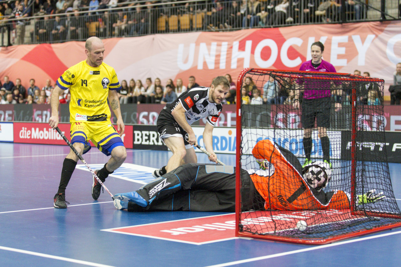 Wankdorf (Bern), 23.02.2019, Unihockey Herren Ligacup Final, UHC Nuglar United - Blau-Gelb Cazis; Claudio Dolder (Nr. 19, Nuglar United) drückt den Ball vor Simon Capaul (Nr. 19, Blau-Gelb Cazis) und Adrian Koch (Nr. 1, Blau-Gelb Cazis) ins Tor.
 
(Claudio Thoma, unihockey-fotos.ch)
 
Copyright: Claudio Thoma, unihockey-fotos.ch – Dieses Bild wurde durch swiss unihockey lizenziert und darf ausschliesslich auf den Online-Kanälen von swiss unihockey verwendet werden. Die redaktionelle oder kommerzielle Nutzung durch Dritte (Medien, Vereine, Unternehmen oder Privatpersonen) per Download von diesem flickr-Account ist ausgeschlossen. Das Bild kann bei Interesse via unihockey-fotos.ch kostenpflichtig lizenziert werden. unihockey-fotos.ch behält sich vor, fehlbaren Medien, Vereinen, Unternehmen oder Privatpersonen Bilder mit einem Zuschlag in Rechnung zu stellen.