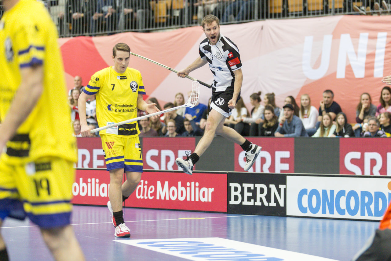 Wankdorf (Bern), 23.02.2019, Unihockey Herren Ligacup Final, UHC Nuglar United - Blau-Gelb Cazis; Claudio Dolder (Nr. 19, Nuglar United) bejubelt seinen Treffer zum 2:0.
 
(Claudio Thoma, unihockey-fotos.ch)
 
Copyright: Claudio Thoma, unihockey-fotos.ch – Dieses Bild wurde durch swiss unihockey lizenziert und darf ausschliesslich auf den Online-Kanälen von swiss unihockey verwendet werden. Die redaktionelle oder kommerzielle Nutzung durch Dritte (Medien, Vereine, Unternehmen oder Privatpersonen) per Download von diesem flickr-Account ist ausgeschlossen. Das Bild kann bei Interesse via unihockey-fotos.ch kostenpflichtig lizenziert werden. unihockey-fotos.ch behält sich vor, fehlbaren Medien, Vereinen, Unternehmen oder Privatpersonen Bilder mit einem Zuschlag in Rechnung zu stellen.