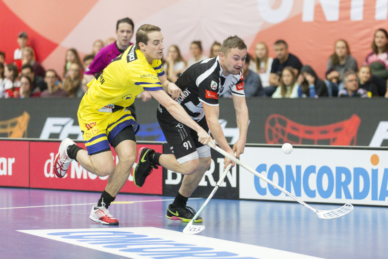 Wankdorf (Bern), 23.02.2019, Unihockey Herren Ligacup Final, UHC Nuglar United - Blau-Gelb Cazis; Renato Schneider (Nr. 7, Blau-Gelb Cazis) im Zweikampf mit Thomas Voegtli (Nr. 91, Nuglar United). 
 
(Claudio Thoma, unihockey-fotos.ch)
 
Copyright: Claudio Thoma, unihockey-fotos.ch – Dieses Bild wurde durch swiss unihockey lizenziert und darf ausschliesslich auf den Online-Kanälen von swiss unihockey verwendet werden. Die redaktionelle oder kommerzielle Nutzung durch Dritte (Medien, Vereine, Unternehmen oder Privatpersonen) per Download von diesem flickr-Account ist ausgeschlossen. Das Bild kann bei Interesse via unihockey-fotos.ch kostenpflichtig lizenziert werden. unihockey-fotos.ch behält sich vor, fehlbaren Medien, Vereinen, Unternehmen oder Privatpersonen Bilder mit einem Zuschlag in Rechnung zu stellen.