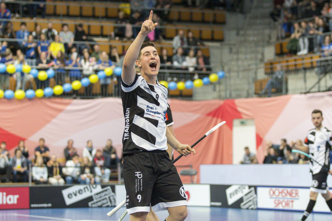 Wankdorf (Bern), 23.02.2019, Unihockey Herren Ligacup Final, UHC Nuglar United - Blau-Gelb Cazis; Mathias Stocker (Nr. 9, Nuglar United) bejubelt seinen Treffer.
 
(Claudio Thoma, unihockey-fotos.ch)
 
Copyright: Claudio Thoma, unihockey-fotos.ch – Dieses Bild wurde durch swiss unihockey lizenziert und darf ausschliesslich auf den Online-Kanälen von swiss unihockey verwendet werden. Die redaktionelle oder kommerzielle Nutzung durch Dritte (Medien, Vereine, Unternehmen oder Privatpersonen) per Download von diesem flickr-Account ist ausgeschlossen. Das Bild kann bei Interesse via unihockey-fotos.ch kostenpflichtig lizenziert werden. unihockey-fotos.ch behält sich vor, fehlbaren Medien, Vereinen, Unternehmen oder Privatpersonen Bilder mit einem Zuschlag in Rechnung zu stellen.