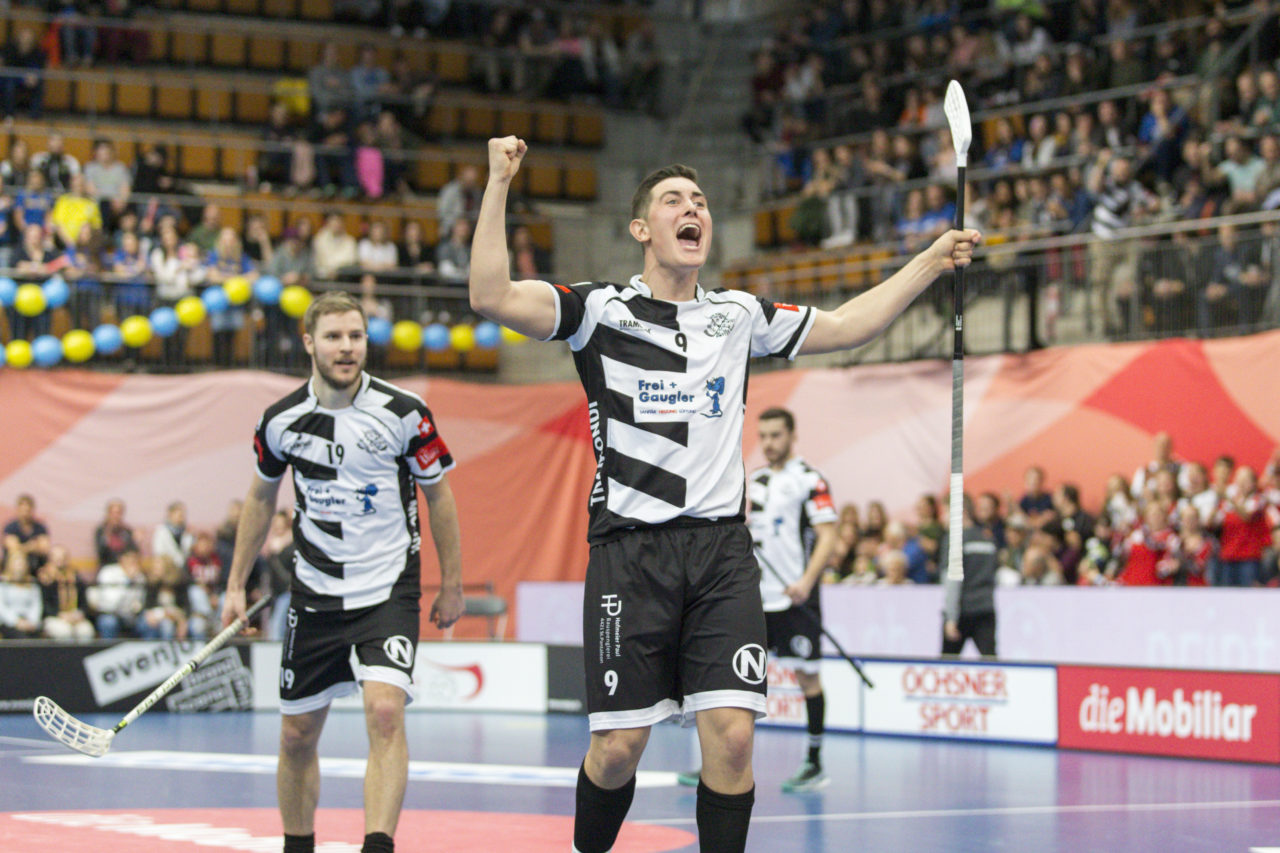Wankdorf (Bern), 23.02.2019, Unihockey Herren Ligacup Final, UHC Nuglar United - Blau-Gelb Cazis; Mathias Stocker (Nr. 9, Nuglar United) bejubelt seinen Treffer.
 
(Claudio Thoma, unihockey-fotos.ch)
 
Copyright: Claudio Thoma, unihockey-fotos.ch – Dieses Bild wurde durch swiss unihockey lizenziert und darf ausschliesslich auf den Online-Kanälen von swiss unihockey verwendet werden. Die redaktionelle oder kommerzielle Nutzung durch Dritte (Medien, Vereine, Unternehmen oder Privatpersonen) per Download von diesem flickr-Account ist ausgeschlossen. Das Bild kann bei Interesse via unihockey-fotos.ch kostenpflichtig lizenziert werden. unihockey-fotos.ch behält sich vor, fehlbaren Medien, Vereinen, Unternehmen oder Privatpersonen Bilder mit einem Zuschlag in Rechnung zu stellen.
