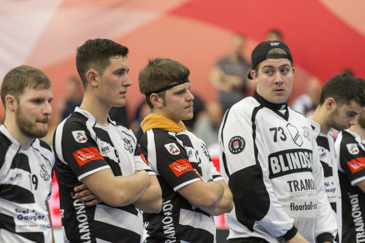 Wankdorf (Bern), 23.02.2019, Unihockey Herren Ligacup Final, UHC Nuglar United - Blau-Gelb Cazis; Enttäuschung bei Nuglar.
 
(Claudio Thoma, unihockey-fotos.ch)
 
Copyright: Claudio Thoma, unihockey-fotos.ch – Dieses Bild wurde durch swiss unihockey lizenziert und darf ausschliesslich auf den Online-Kanälen von swiss unihockey verwendet werden. Die redaktionelle oder kommerzielle Nutzung durch Dritte (Medien, Vereine, Unternehmen oder Privatpersonen) per Download von diesem flickr-Account ist ausgeschlossen. Das Bild kann bei Interesse via unihockey-fotos.ch kostenpflichtig lizenziert werden. unihockey-fotos.ch behält sich vor, fehlbaren Medien, Vereinen, Unternehmen oder Privatpersonen Bilder mit einem Zuschlag in Rechnung zu stellen.