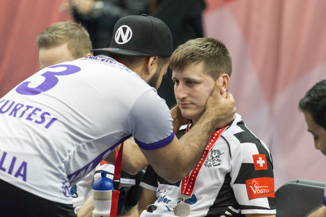 Wankdorf (Bern), 23.02.2019, Unihockey Herren Ligacup Final, UHC Nuglar United - Blau-Gelb Cazis; Enttäuschung bei Nuglar.
 
(Claudio Thoma, unihockey-fotos.ch)
 
Copyright: Claudio Thoma, unihockey-fotos.ch – Dieses Bild wurde durch swiss unihockey lizenziert und darf ausschliesslich auf den Online-Kanälen von swiss unihockey verwendet werden. Die redaktionelle oder kommerzielle Nutzung durch Dritte (Medien, Vereine, Unternehmen oder Privatpersonen) per Download von diesem flickr-Account ist ausgeschlossen. Das Bild kann bei Interesse via unihockey-fotos.ch kostenpflichtig lizenziert werden. unihockey-fotos.ch behält sich vor, fehlbaren Medien, Vereinen, Unternehmen oder Privatpersonen Bilder mit einem Zuschlag in Rechnung zu stellen.