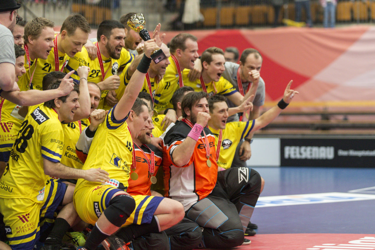 Wankdorf (Bern), 23.02.2019, Unihockey Herren Ligacup Final, UHC Nuglar United - Blau-Gelb Cazis; Blau-Gelb Cazis ist Licacup Sieger 2019.
 
(Claudio Thoma, unihockey-fotos.ch)
 
Copyright: Claudio Thoma, unihockey-fotos.ch – Dieses Bild wurde durch swiss unihockey lizenziert und darf ausschliesslich auf den Online-Kanälen von swiss unihockey verwendet werden. Die redaktionelle oder kommerzielle Nutzung durch Dritte (Medien, Vereine, Unternehmen oder Privatpersonen) per Download von diesem flickr-Account ist ausgeschlossen. Das Bild kann bei Interesse via unihockey-fotos.ch kostenpflichtig lizenziert werden. unihockey-fotos.ch behält sich vor, fehlbaren Medien, Vereinen, Unternehmen oder Privatpersonen Bilder mit einem Zuschlag in Rechnung zu stellen.