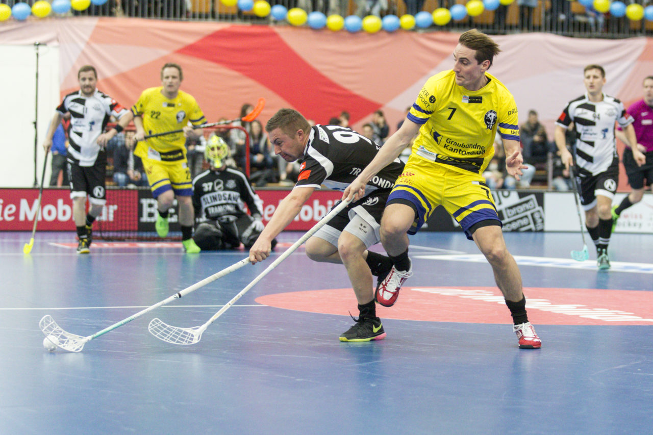 Wankdorf (Bern), 23.02.2019, Unihockey Herren Ligacup Final, UHC Nuglar United - Blau-Gelb Cazis; Thomas Voegtli (Nr. 91, Nuglar United) in Zweikampf mit Renato Schneider (Nr. 7, Blau-Gelb Cazis).
 
(Claudio Thoma, unihockey-fotos.ch)
 
Copyright: Claudio Thoma, unihockey-fotos.ch – Dieses Bild wurde durch swiss unihockey lizenziert und darf ausschliesslich auf den Online-Kanälen von swiss unihockey verwendet werden. Die redaktionelle oder kommerzielle Nutzung durch Dritte (Medien, Vereine, Unternehmen oder Privatpersonen) per Download von diesem flickr-Account ist ausgeschlossen. Das Bild kann bei Interesse via unihockey-fotos.ch kostenpflichtig lizenziert werden. unihockey-fotos.ch behält sich vor, fehlbaren Medien, Vereinen, Unternehmen oder Privatpersonen Bilder mit einem Zuschlag in Rechnung zu stellen.