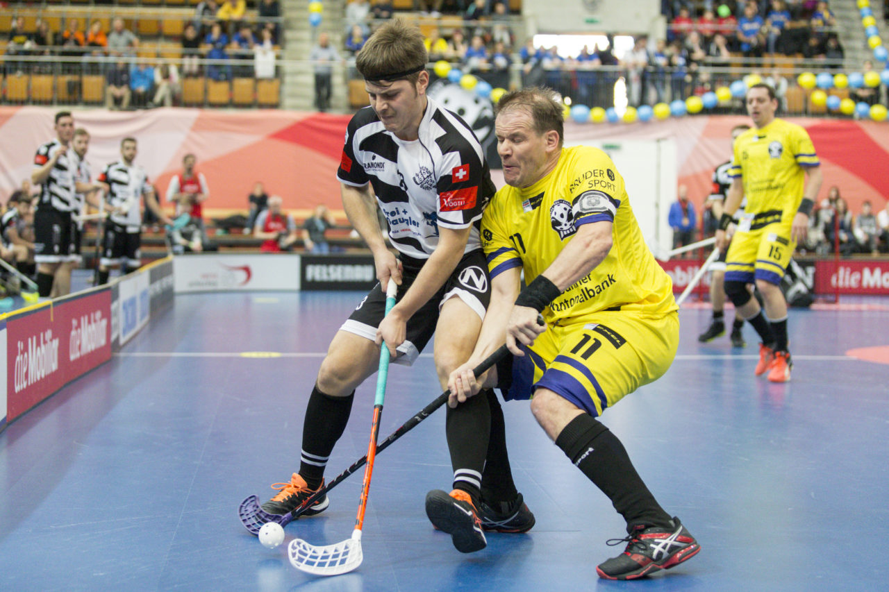 Wankdorf (Bern), 23.02.2019, Unihockey Herren Ligacup Final, UHC Nuglar United - Blau-Gelb Cazis; Florian Würsch (Nr. 23, Nuglar United) im Zweikampf mit Adrian Capatt (Nr. 11, Blau-Gelb Cazis).
 
(Claudio Thoma, unihockey-fotos.ch)
 
Copyright: Claudio Thoma, unihockey-fotos.ch – Dieses Bild wurde durch swiss unihockey lizenziert und darf ausschliesslich auf den Online-Kanälen von swiss unihockey verwendet werden. Die redaktionelle oder kommerzielle Nutzung durch Dritte (Medien, Vereine, Unternehmen oder Privatpersonen) per Download von diesem flickr-Account ist ausgeschlossen. Das Bild kann bei Interesse via unihockey-fotos.ch kostenpflichtig lizenziert werden. unihockey-fotos.ch behält sich vor, fehlbaren Medien, Vereinen, Unternehmen oder Privatpersonen Bilder mit einem Zuschlag in Rechnung zu stellen.