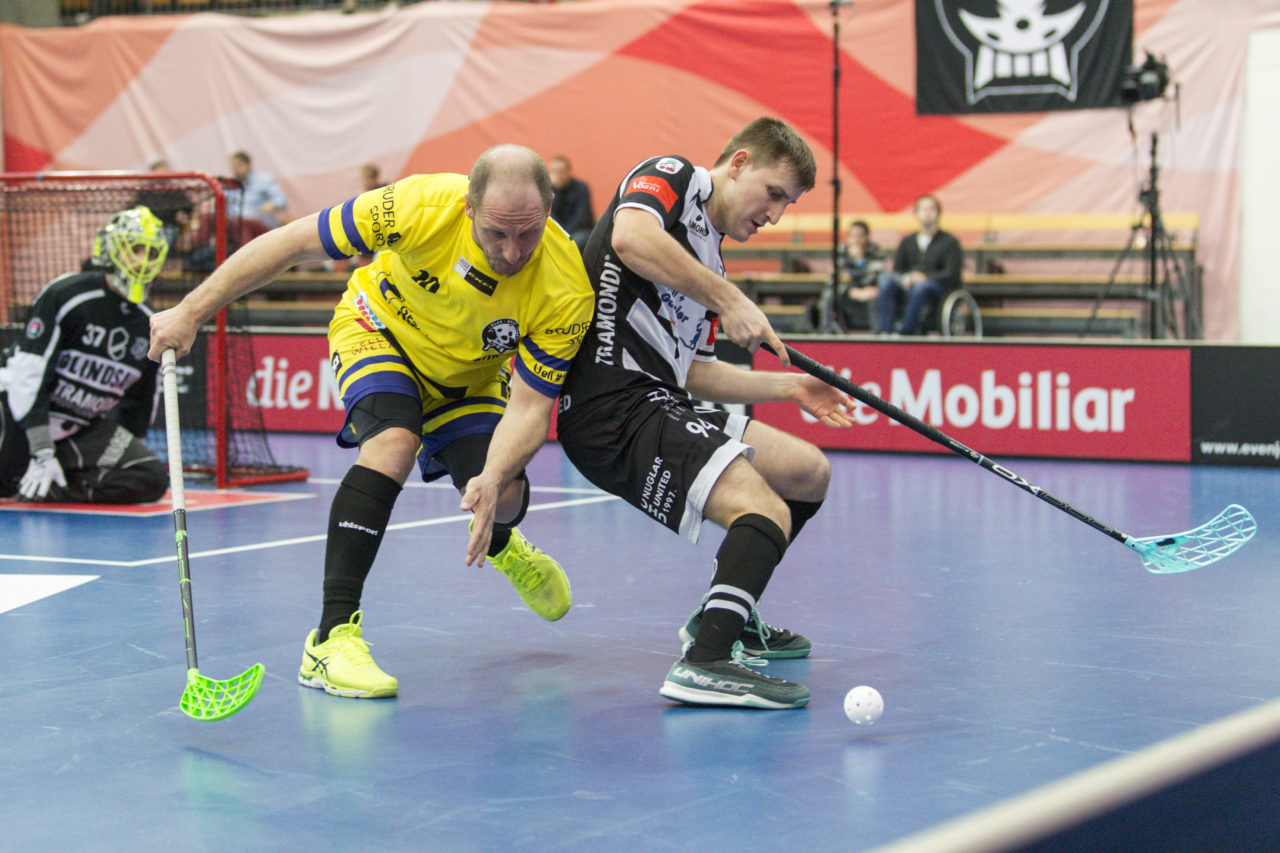 Wankdorf (Bern), 23.02.2019, Unihockey Herren Ligacup Final, UHC Nuglar United - Blau-Gelb Cazis; Corsin Bundi (Nr. 10, Blau-Gelb Cazis) im Zweikampf mit Nihad Kospo (Nr. 94, Nuglar United).
 
(Claudio Thoma, unihockey-fotos.ch)
 
Copyright: Claudio Thoma, unihockey-fotos.ch – Dieses Bild wurde durch swiss unihockey lizenziert und darf ausschliesslich auf den Online-Kanälen von swiss unihockey verwendet werden. Die redaktionelle oder kommerzielle Nutzung durch Dritte (Medien, Vereine, Unternehmen oder Privatpersonen) per Download von diesem flickr-Account ist ausgeschlossen. Das Bild kann bei Interesse via unihockey-fotos.ch kostenpflichtig lizenziert werden. unihockey-fotos.ch behält sich vor, fehlbaren Medien, Vereinen, Unternehmen oder Privatpersonen Bilder mit einem Zuschlag in Rechnung zu stellen.