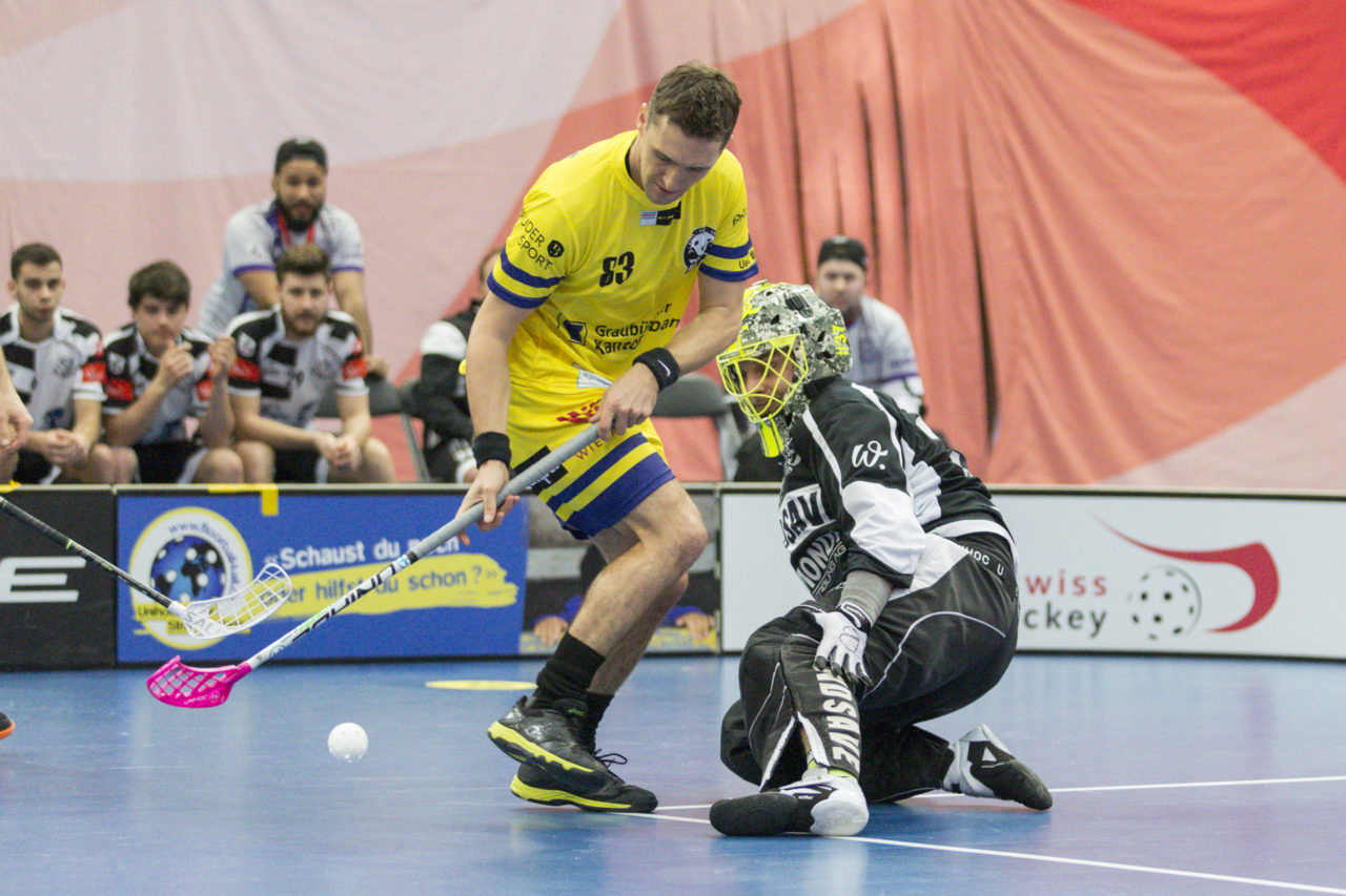 Wankdorf (Bern), 23.02.2019, Unihockey Herren Ligacup Final, UHC Nuglar United - Blau-Gelb Cazis; Michael Bebi (Nr. 83, Blau-Gelb Cazis) alleine vor Andreas Wiedmer (Nr. 37, Nuglar United).
 
(Claudio Thoma, unihockey-fotos.ch)
 
Copyright: Claudio Thoma, unihockey-fotos.ch – Dieses Bild wurde durch swiss unihockey lizenziert und darf ausschliesslich auf den Online-Kanälen von swiss unihockey verwendet werden. Die redaktionelle oder kommerzielle Nutzung durch Dritte (Medien, Vereine, Unternehmen oder Privatpersonen) per Download von diesem flickr-Account ist ausgeschlossen. Das Bild kann bei Interesse via unihockey-fotos.ch kostenpflichtig lizenziert werden. unihockey-fotos.ch behält sich vor, fehlbaren Medien, Vereinen, Unternehmen oder Privatpersonen Bilder mit einem Zuschlag in Rechnung zu stellen.