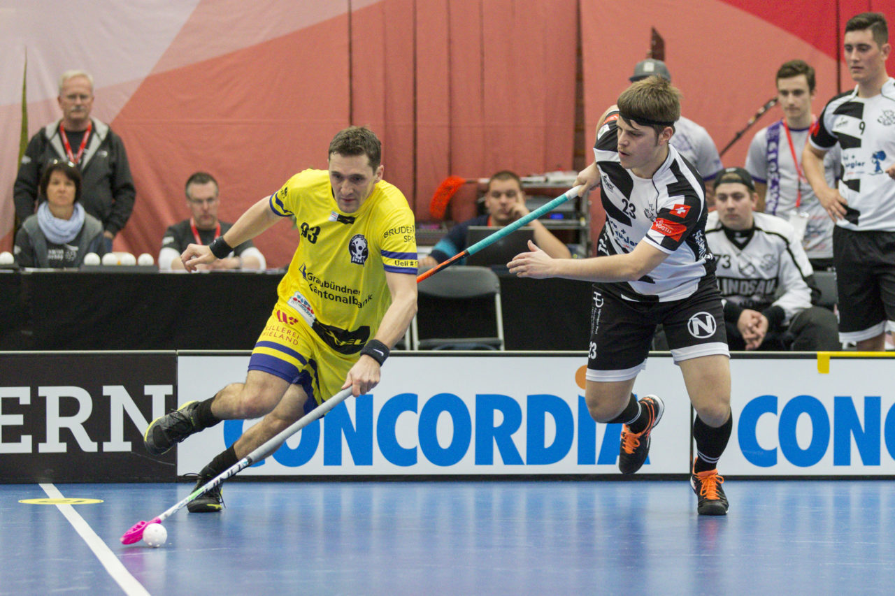 Wankdorf (Bern), 23.02.2019, Unihockey Herren Ligacup Final, UHC Nuglar United - Blau-Gelb Cazis; Michael Bebi (Nr. 83, Blau-Gelb Cazis) mit Zug gegen Florian Würsch (Nr. 23, Nuglar United).
 
(Claudio Thoma, unihockey-fotos.ch)
 
Copyright: Claudio Thoma, unihockey-fotos.ch – Dieses Bild wurde durch swiss unihockey lizenziert und darf ausschliesslich auf den Online-Kanälen von swiss unihockey verwendet werden. Die redaktionelle oder kommerzielle Nutzung durch Dritte (Medien, Vereine, Unternehmen oder Privatpersonen) per Download von diesem flickr-Account ist ausgeschlossen. Das Bild kann bei Interesse via unihockey-fotos.ch kostenpflichtig lizenziert werden. unihockey-fotos.ch behält sich vor, fehlbaren Medien, Vereinen, Unternehmen oder Privatpersonen Bilder mit einem Zuschlag in Rechnung zu stellen.