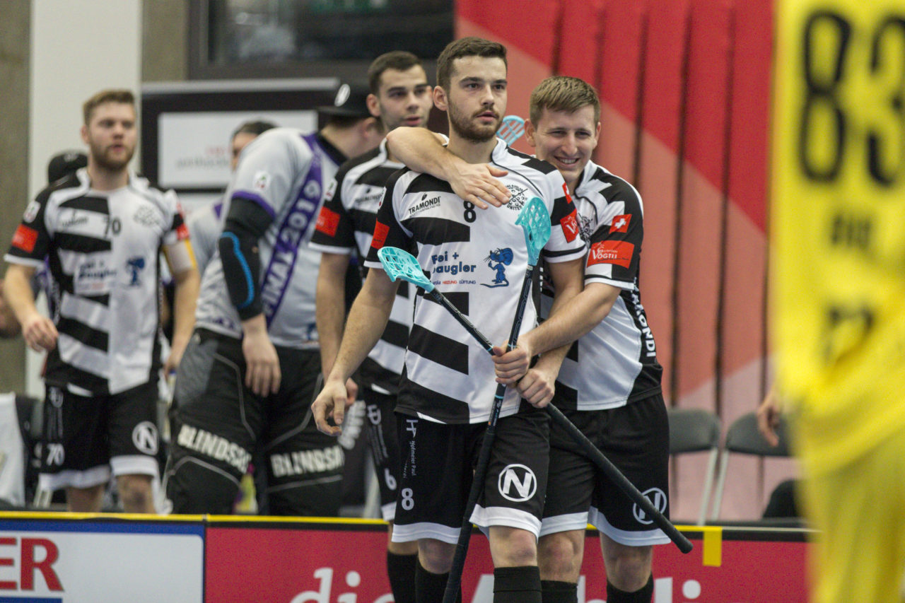 Wankdorf (Bern), 23.02.2019, Unihockey Herren Ligacup Final, UHC Nuglar United - Blau-Gelb Cazis; Daniel Mangold (Nr. 8, Nuglar United) bejubelt seinen Treffer.
 
(Claudio Thoma, unihockey-fotos.ch)
 
Copyright: Claudio Thoma, unihockey-fotos.ch – Dieses Bild wurde durch swiss unihockey lizenziert und darf ausschliesslich auf den Online-Kanälen von swiss unihockey verwendet werden. Die redaktionelle oder kommerzielle Nutzung durch Dritte (Medien, Vereine, Unternehmen oder Privatpersonen) per Download von diesem flickr-Account ist ausgeschlossen. Das Bild kann bei Interesse via unihockey-fotos.ch kostenpflichtig lizenziert werden. unihockey-fotos.ch behält sich vor, fehlbaren Medien, Vereinen, Unternehmen oder Privatpersonen Bilder mit einem Zuschlag in Rechnung zu stellen.