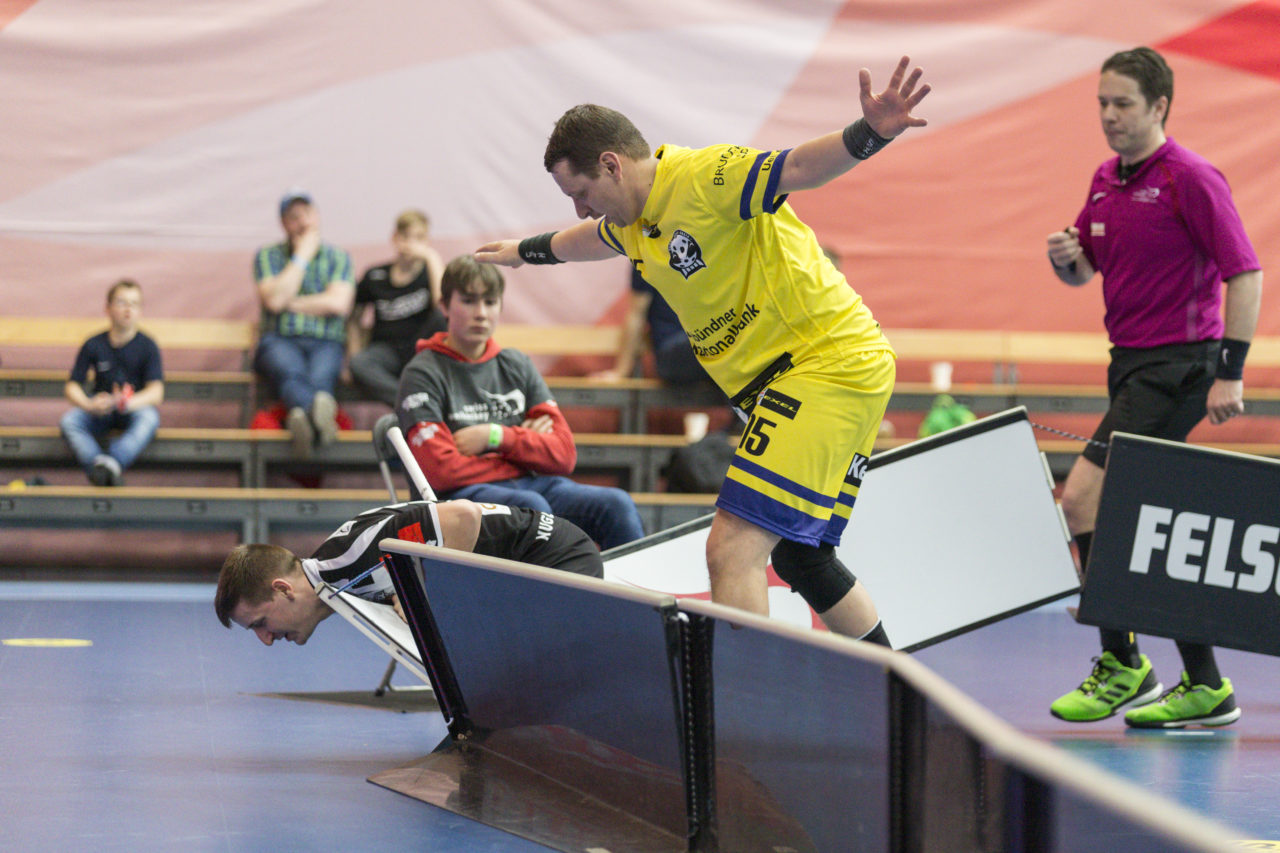/ca15Wankdorf (Bern), 23.02.2019, Unihockey Herren Ligacup Final, UHC Nuglar United - Blau-Gelb Cazis; Daniel Fausch (Nr. 15, Blau-Gelb Cazis) schickt Nihad Kospo (Nr. 94, Nuglar United) in die Bande.
 
(Claudio Thoma, unihockey-fotos.ch)
 
Copyright: Claudio Thoma, unihockey-fotos.ch – Dieses Bild wurde durch swiss unihockey lizenziert und darf ausschliesslich auf den Online-Kanälen von swiss unihockey verwendet werden. Die redaktionelle oder kommerzielle Nutzung durch Dritte (Medien, Vereine, Unternehmen oder Privatpersonen) per Download von diesem flickr-Account ist ausgeschlossen. Das Bild kann bei Interesse via unihockey-fotos.ch kostenpflichtig lizenziert werden. unihockey-fotos.ch behält sich vor, fehlbaren Medien, Vereinen, Unternehmen oder Privatpersonen Bilder mit einem Zuschlag in Rechnung zu stellen.