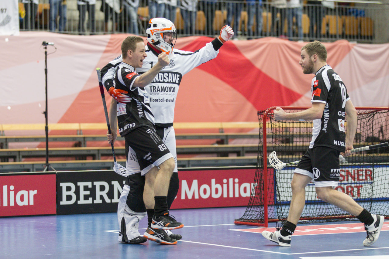 Wankdorf (Bern), 23.02.2019, Unihockey Herren Ligacup Final, UHC Nuglar United - Blau-Gelb Cazis; Yannick Tanner (Nr. 83, Nuglar United) jubelt mit Marco Gyhr (Nr. 1, Nuglar United).
 
(Claudio Thoma, unihockey-fotos.ch)
 
Copyright: Claudio Thoma, unihockey-fotos.ch – Dieses Bild wurde durch swiss unihockey lizenziert und darf ausschliesslich auf den Online-Kanälen von swiss unihockey verwendet werden. Die redaktionelle oder kommerzielle Nutzung durch Dritte (Medien, Vereine, Unternehmen oder Privatpersonen) per Download von diesem flickr-Account ist ausgeschlossen. Das Bild kann bei Interesse via unihockey-fotos.ch kostenpflichtig lizenziert werden. unihockey-fotos.ch behält sich vor, fehlbaren Medien, Vereinen, Unternehmen oder Privatpersonen Bilder mit einem Zuschlag in Rechnung zu stellen.