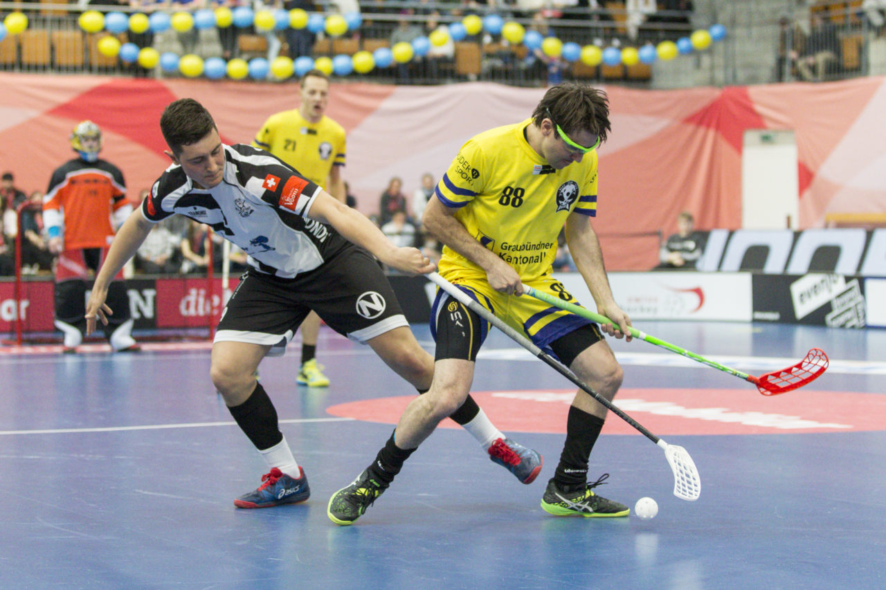 Wankdorf (Bern), 23.02.2019, Unihockey Herren Ligacup Final, UHC Nuglar United - Blau-Gelb Cazis; Mathias Stocker (Nr. 9, Nuglar United) im Zweikampf mit Hans Mathis (Nr. 88, Blau-Gelb Cazis).
 
(Claudio Thoma, unihockey-fotos.ch)
 
Copyright: Claudio Thoma, unihockey-fotos.ch – Dieses Bild wurde durch swiss unihockey lizenziert und darf ausschliesslich auf den Online-Kanälen von swiss unihockey verwendet werden. Die redaktionelle oder kommerzielle Nutzung durch Dritte (Medien, Vereine, Unternehmen oder Privatpersonen) per Download von diesem flickr-Account ist ausgeschlossen. Das Bild kann bei Interesse via unihockey-fotos.ch kostenpflichtig lizenziert werden. unihockey-fotos.ch behält sich vor, fehlbaren Medien, Vereinen, Unternehmen oder Privatpersonen Bilder mit einem Zuschlag in Rechnung zu stellen.