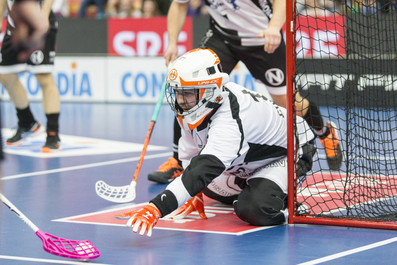 Wankdorf (Bern), 23.02.2019, Unihockey Herren Ligacup Final, UHC Nuglar United - Blau-Gelb Cazis; Marco Gyhr (Nr. 1, Nuglar United) versucht sich den Ball zu schnappen.
 
(Claudio Thoma, unihockey-fotos.ch)
 
Copyright: Claudio Thoma, unihockey-fotos.ch – Dieses Bild wurde durch swiss unihockey lizenziert und darf ausschliesslich auf den Online-Kanälen von swiss unihockey verwendet werden. Die redaktionelle oder kommerzielle Nutzung durch Dritte (Medien, Vereine, Unternehmen oder Privatpersonen) per Download von diesem flickr-Account ist ausgeschlossen. Das Bild kann bei Interesse via unihockey-fotos.ch kostenpflichtig lizenziert werden. unihockey-fotos.ch behält sich vor, fehlbaren Medien, Vereinen, Unternehmen oder Privatpersonen Bilder mit einem Zuschlag in Rechnung zu stellen.
