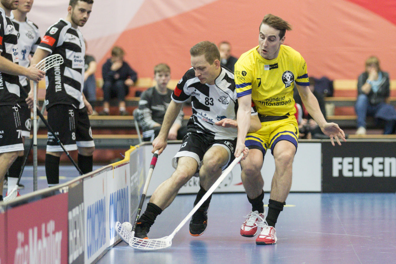 Wankdorf (Bern), 23.02.2019, Unihockey Herren Ligacup Final, UHC Nuglar United - Blau-Gelb Cazis; Yannick Tanner (Nr. 83, Nuglar United) im Zweikampf mit Renato Schneider (Nr. 7, Blau-Gelb Cazis).
 
(Claudio Thoma, unihockey-fotos.ch)
 
Copyright: Claudio Thoma, unihockey-fotos.ch – Dieses Bild wurde durch swiss unihockey lizenziert und darf ausschliesslich auf den Online-Kanälen von swiss unihockey verwendet werden. Die redaktionelle oder kommerzielle Nutzung durch Dritte (Medien, Vereine, Unternehmen oder Privatpersonen) per Download von diesem flickr-Account ist ausgeschlossen. Das Bild kann bei Interesse via unihockey-fotos.ch kostenpflichtig lizenziert werden. unihockey-fotos.ch behält sich vor, fehlbaren Medien, Vereinen, Unternehmen oder Privatpersonen Bilder mit einem Zuschlag in Rechnung zu stellen.
