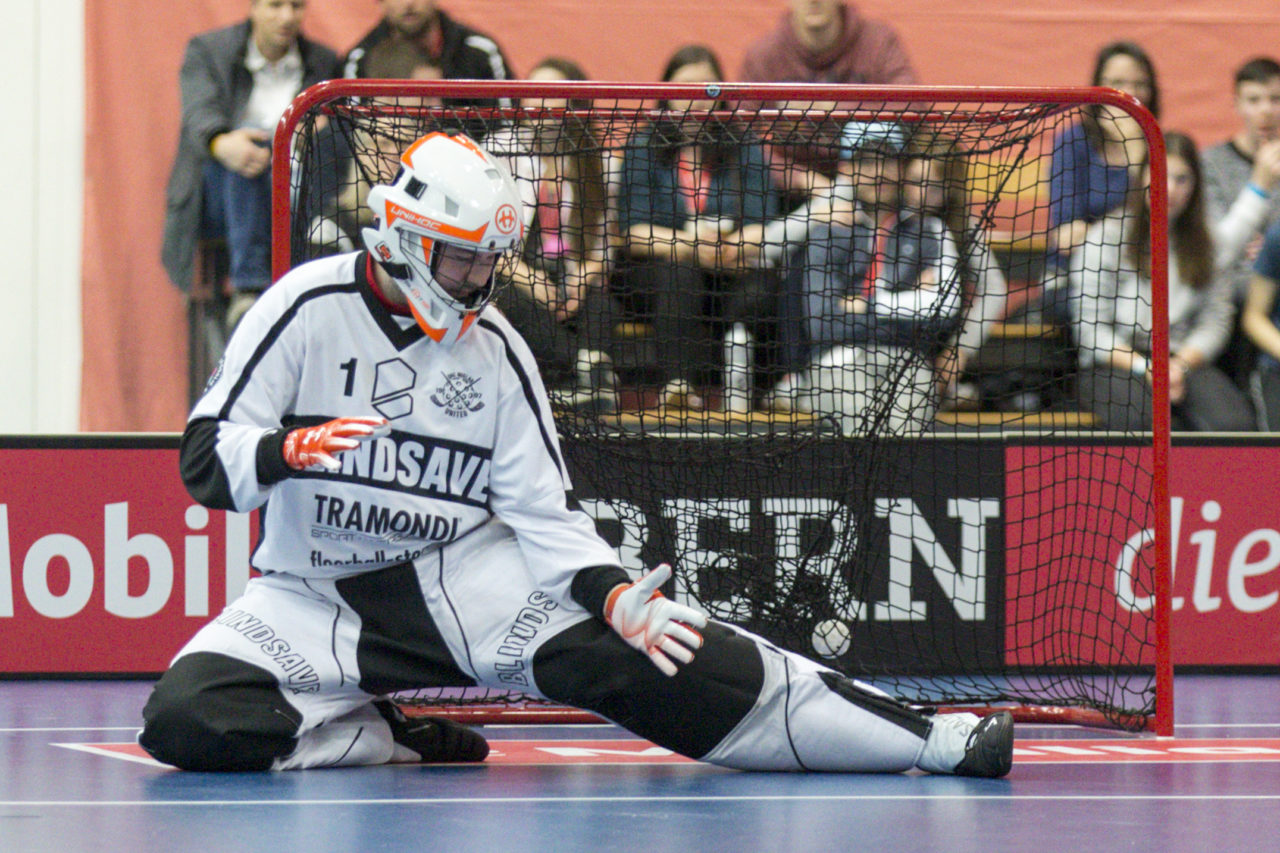 Wankdorf (Bern), 23.02.2019, Unihockey Herren Ligacup Final, UHC Nuglar United - Blau-Gelb Cazis; Marco Gyhr (Nr. 1, Nuglar United) ist geschlagen.
 
(Claudio Thoma, unihockey-fotos.ch)
 
Copyright: Claudio Thoma, unihockey-fotos.ch – Dieses Bild wurde durch swiss unihockey lizenziert und darf ausschliesslich auf den Online-Kanälen von swiss unihockey verwendet werden. Die redaktionelle oder kommerzielle Nutzung durch Dritte (Medien, Vereine, Unternehmen oder Privatpersonen) per Download von diesem flickr-Account ist ausgeschlossen. Das Bild kann bei Interesse via unihockey-fotos.ch kostenpflichtig lizenziert werden. unihockey-fotos.ch behält sich vor, fehlbaren Medien, Vereinen, Unternehmen oder Privatpersonen Bilder mit einem Zuschlag in Rechnung zu stellen.
