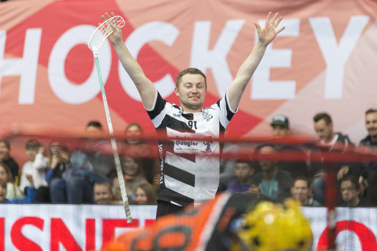Wankdorf (Bern), 23.02.2019, Unihockey Herren Ligacup Final, UHC Nuglar United - Blau-Gelb Cazis; Thomas Voegtli (Nr. 91, Nuglar United) bejubelt seinen Treffer.
 
(Claudio Thoma, unihockey-fotos.ch)
 
Copyright: Claudio Thoma, unihockey-fotos.ch – Dieses Bild wurde durch swiss unihockey lizenziert und darf ausschliesslich auf den Online-Kanälen von swiss unihockey verwendet werden. Die redaktionelle oder kommerzielle Nutzung durch Dritte (Medien, Vereine, Unternehmen oder Privatpersonen) per Download von diesem flickr-Account ist ausgeschlossen. Das Bild kann bei Interesse via unihockey-fotos.ch kostenpflichtig lizenziert werden. unihockey-fotos.ch behält sich vor, fehlbaren Medien, Vereinen, Unternehmen oder Privatpersonen Bilder mit einem Zuschlag in Rechnung zu stellen.