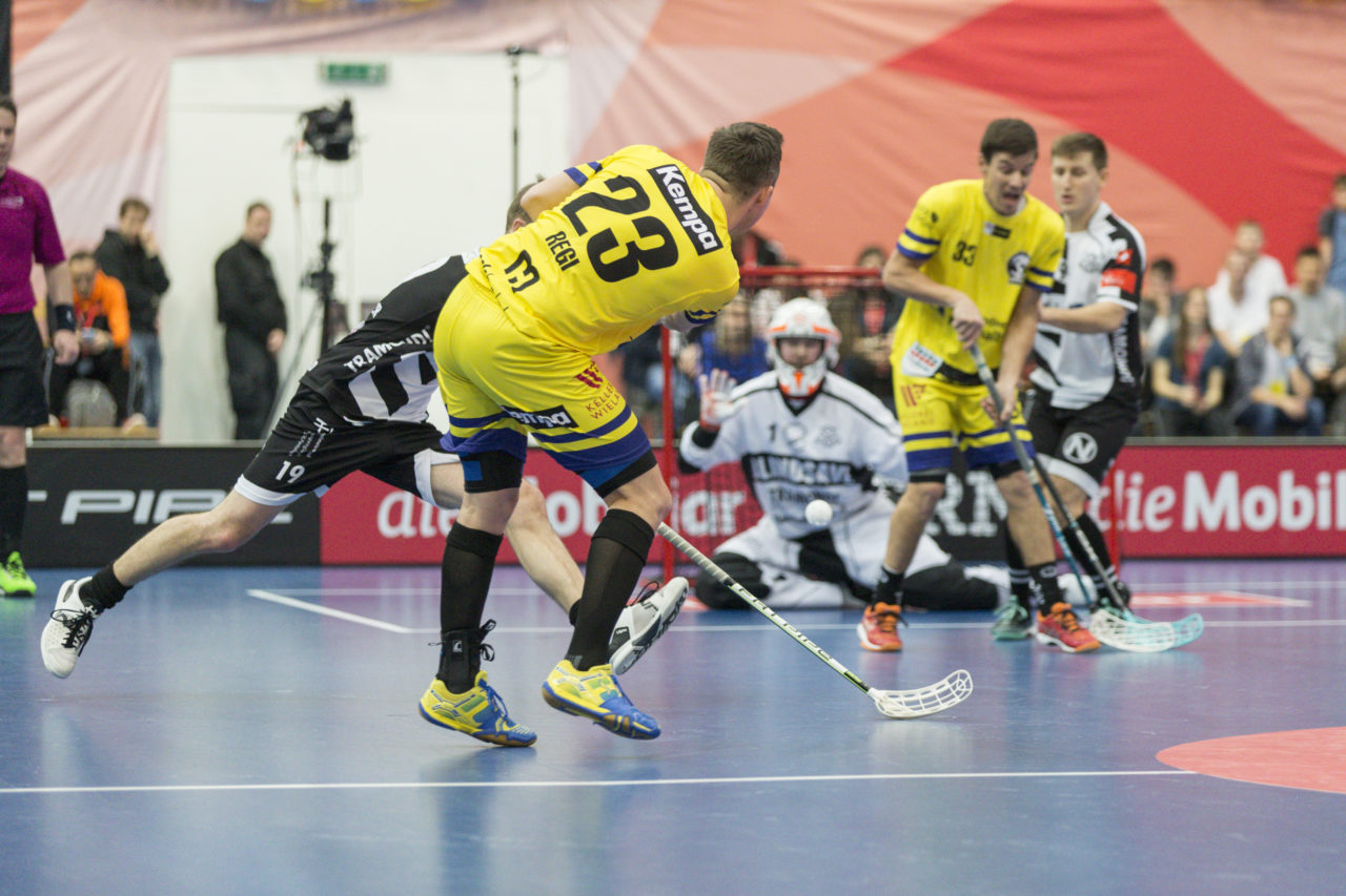 Wankdorf (Bern), 23.02.2019, Unihockey Herren Ligacup Final, UHC Nuglar United - Blau-Gelb Cazis; Vojtech Regi (Nr. 23, Blau-Gelb Cazis) findet die Lücke in der Nuglar Verteidigung.
 
(Claudio Thoma, unihockey-fotos.ch)
 
Copyright: Claudio Thoma, unihockey-fotos.ch – Dieses Bild wurde durch swiss unihockey lizenziert und darf ausschliesslich auf den Online-Kanälen von swiss unihockey verwendet werden. Die redaktionelle oder kommerzielle Nutzung durch Dritte (Medien, Vereine, Unternehmen oder Privatpersonen) per Download von diesem flickr-Account ist ausgeschlossen. Das Bild kann bei Interesse via unihockey-fotos.ch kostenpflichtig lizenziert werden. unihockey-fotos.ch behält sich vor, fehlbaren Medien, Vereinen, Unternehmen oder Privatpersonen Bilder mit einem Zuschlag in Rechnung zu stellen.