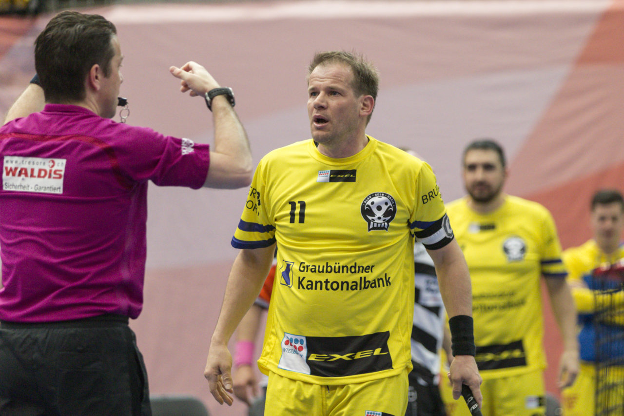 Wankdorf (Bern), 23.02.2019, Unihockey Herren Ligacup Final, UHC Nuglar United - Blau-Gelb Cazis; Adrian Capatt (Nr. 11, Blau-Gelb Cazis) erhält von Schiedsrichter Kaiser eine Strafe.
 
(Claudio Thoma, unihockey-fotos.ch)
 
Copyright: Claudio Thoma, unihockey-fotos.ch – Dieses Bild wurde durch swiss unihockey lizenziert und darf ausschliesslich auf den Online-Kanälen von swiss unihockey verwendet werden. Die redaktionelle oder kommerzielle Nutzung durch Dritte (Medien, Vereine, Unternehmen oder Privatpersonen) per Download von diesem flickr-Account ist ausgeschlossen. Das Bild kann bei Interesse via unihockey-fotos.ch kostenpflichtig lizenziert werden. unihockey-fotos.ch behält sich vor, fehlbaren Medien, Vereinen, Unternehmen oder Privatpersonen Bilder mit einem Zuschlag in Rechnung zu stellen.