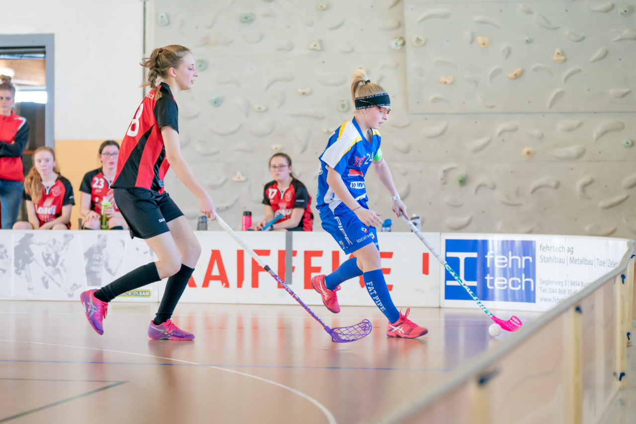 Landbüel (Wil ZH), 16.2019, Unihockey Juniorinnen B 7. Runde, Kloten-Dietlikon Jets - Traktor Buchberg-Rüdl.  

(Claudio Schwarz, unihockey-fotos.ch)

Copyright: Claudio Schwarz, unihockey-fotos.ch – Dieses Bild wurde durch swiss unihockey lizenziert und darf ausschliesslich auf den Online-Kanälen von swiss unihockey verwendet werden. Die redaktionelle oder kommerzielle Nutzung durch Dritte (Medien, Vereine, Unternehmen oder Privatpersonen) per Download von diesem flickr-Account ist ausgeschlossen. Das Bild kann bei Interesse via unihockey-fotos.ch kostenpflichtig lizenziert werden. unihockey-fotos.ch behält sich vor, fehlbaren Medien, Vereinen, Unternehmen oder Privatpersonen Bilder mit einem Zuschlag in Rechnung zu stellen.