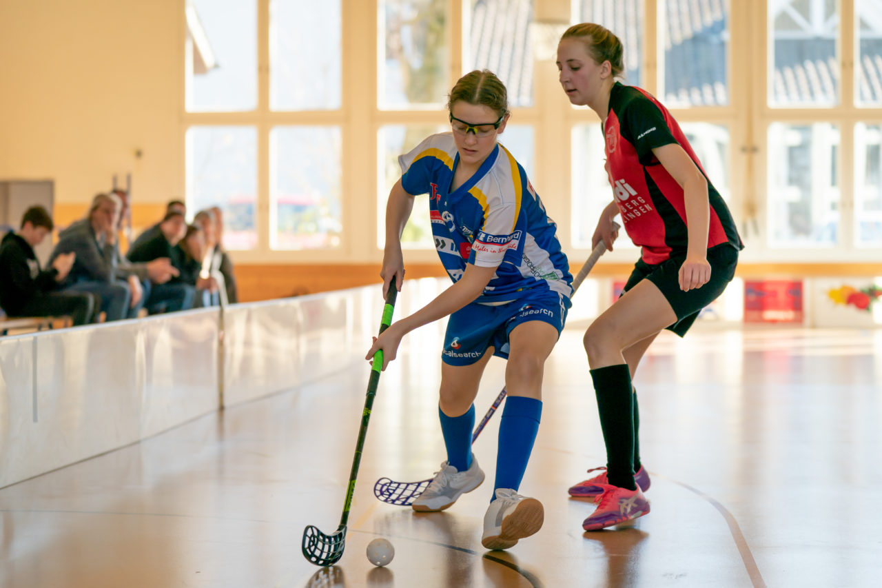 Landbüel (Wil ZH), 16.2019, Unihockey Juniorinnen B 7. Runde, Kloten-Dietlikon Jets - Traktor Buchberg-Rüdl.  

(Claudio Schwarz, unihockey-fotos.ch)

Copyright: Claudio Schwarz, unihockey-fotos.ch – Dieses Bild wurde durch swiss unihockey lizenziert und darf ausschliesslich auf den Online-Kanälen von swiss unihockey verwendet werden. Die redaktionelle oder kommerzielle Nutzung durch Dritte (Medien, Vereine, Unternehmen oder Privatpersonen) per Download von diesem flickr-Account ist ausgeschlossen. Das Bild kann bei Interesse via unihockey-fotos.ch kostenpflichtig lizenziert werden. unihockey-fotos.ch behält sich vor, fehlbaren Medien, Vereinen, Unternehmen oder Privatpersonen Bilder mit einem Zuschlag in Rechnung zu stellen.