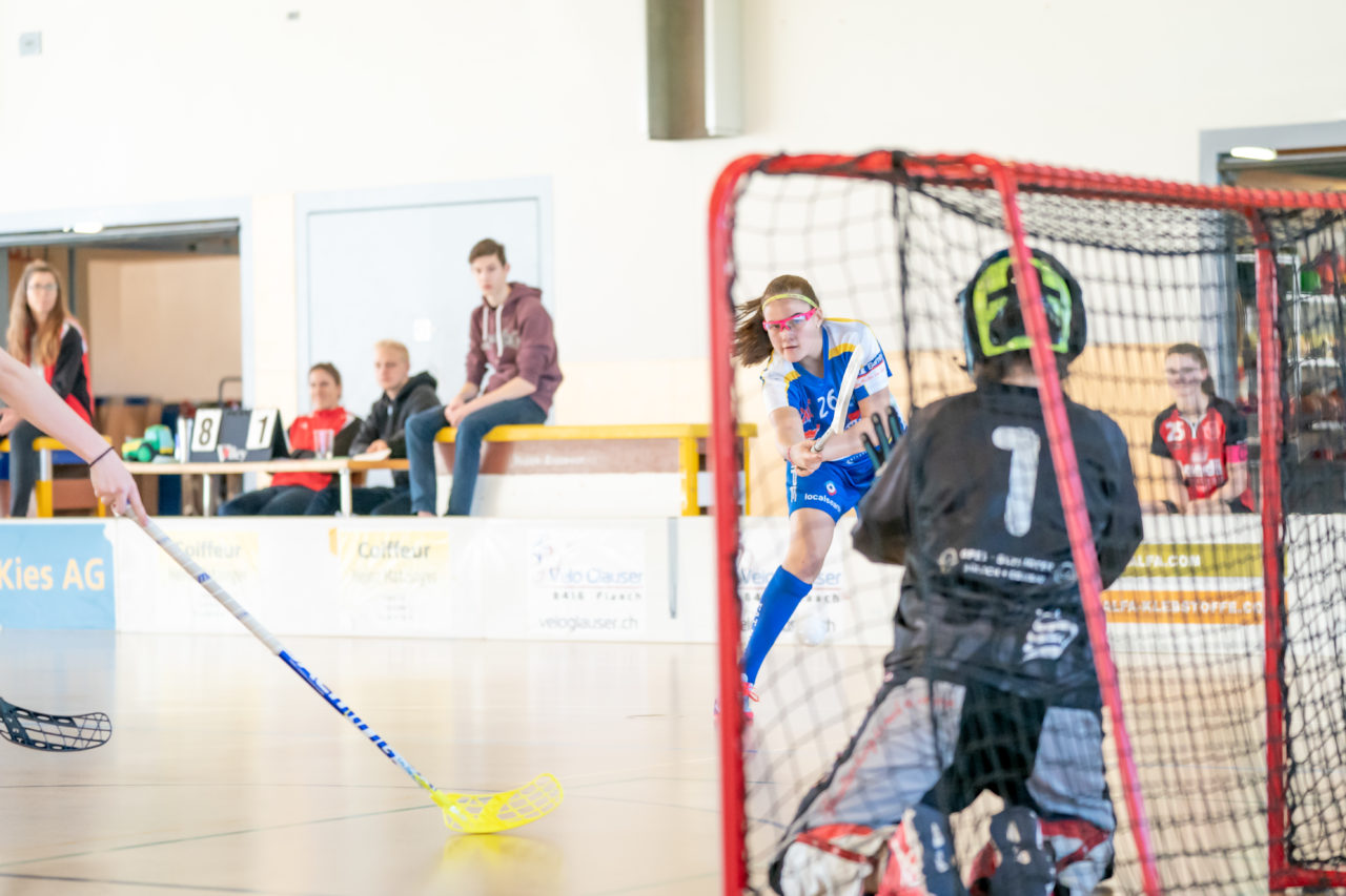 Landbüel (Wil ZH), 16.2019, Unihockey Juniorinnen B 7. Runde, Kloten-Dietlikon Jets - Traktor Buchberg-Rüdl.  

(Claudio Schwarz, unihockey-fotos.ch)

Copyright: Claudio Schwarz, unihockey-fotos.ch – Dieses Bild wurde durch swiss unihockey lizenziert und darf ausschliesslich auf den Online-Kanälen von swiss unihockey verwendet werden. Die redaktionelle oder kommerzielle Nutzung durch Dritte (Medien, Vereine, Unternehmen oder Privatpersonen) per Download von diesem flickr-Account ist ausgeschlossen. Das Bild kann bei Interesse via unihockey-fotos.ch kostenpflichtig lizenziert werden. unihockey-fotos.ch behält sich vor, fehlbaren Medien, Vereinen, Unternehmen oder Privatpersonen Bilder mit einem Zuschlag in Rechnung zu stellen.