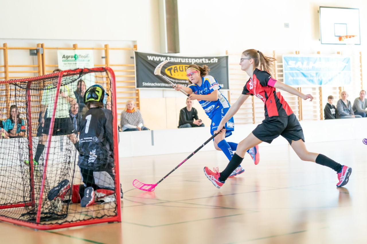 Landbüel (Wil ZH), 16.2019, Unihockey Juniorinnen B 7. Runde, Kloten-Dietlikon Jets - Traktor Buchberg-Rüdl.  

(Claudio Schwarz, unihockey-fotos.ch)

Copyright: Claudio Schwarz, unihockey-fotos.ch – Dieses Bild wurde durch swiss unihockey lizenziert und darf ausschliesslich auf den Online-Kanälen von swiss unihockey verwendet werden. Die redaktionelle oder kommerzielle Nutzung durch Dritte (Medien, Vereine, Unternehmen oder Privatpersonen) per Download von diesem flickr-Account ist ausgeschlossen. Das Bild kann bei Interesse via unihockey-fotos.ch kostenpflichtig lizenziert werden. unihockey-fotos.ch behält sich vor, fehlbaren Medien, Vereinen, Unternehmen oder Privatpersonen Bilder mit einem Zuschlag in Rechnung zu stellen.