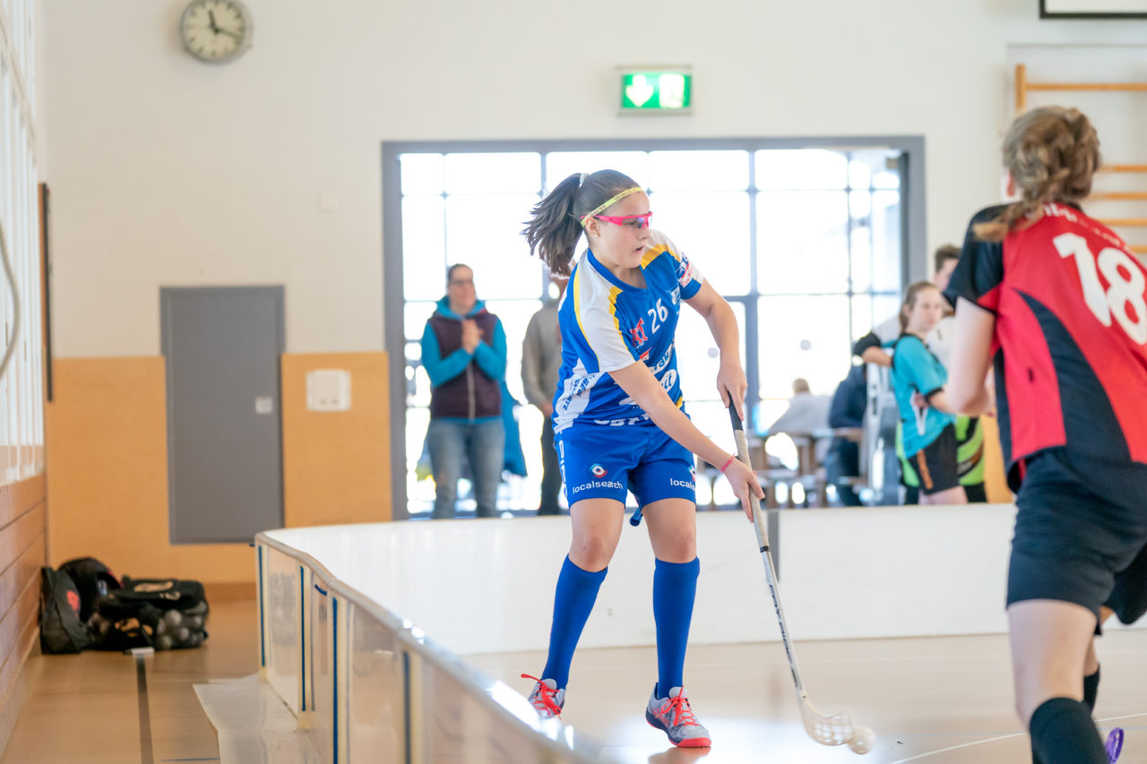 Landbüel (Wil ZH), 16.2019, Unihockey Juniorinnen B 7. Runde, Kloten-Dietlikon Jets - Traktor Buchberg-Rüdl.  

(Claudio Schwarz, unihockey-fotos.ch)

Copyright: Claudio Schwarz, unihockey-fotos.ch – Dieses Bild wurde durch swiss unihockey lizenziert und darf ausschliesslich auf den Online-Kanälen von swiss unihockey verwendet werden. Die redaktionelle oder kommerzielle Nutzung durch Dritte (Medien, Vereine, Unternehmen oder Privatpersonen) per Download von diesem flickr-Account ist ausgeschlossen. Das Bild kann bei Interesse via unihockey-fotos.ch kostenpflichtig lizenziert werden. unihockey-fotos.ch behält sich vor, fehlbaren Medien, Vereinen, Unternehmen oder Privatpersonen Bilder mit einem Zuschlag in Rechnung zu stellen.
