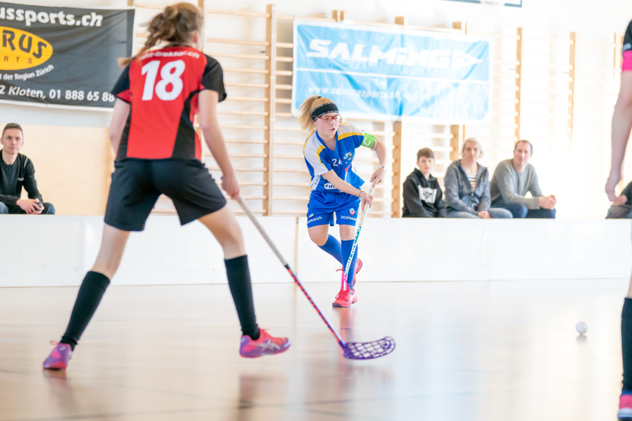 Landbüel (Wil ZH), 16.2019, Unihockey Juniorinnen B 7. Runde, Kloten-Dietlikon Jets - Traktor Buchberg-Rüdl.  

(Claudio Schwarz, unihockey-fotos.ch)

Copyright: Claudio Schwarz, unihockey-fotos.ch – Dieses Bild wurde durch swiss unihockey lizenziert und darf ausschliesslich auf den Online-Kanälen von swiss unihockey verwendet werden. Die redaktionelle oder kommerzielle Nutzung durch Dritte (Medien, Vereine, Unternehmen oder Privatpersonen) per Download von diesem flickr-Account ist ausgeschlossen. Das Bild kann bei Interesse via unihockey-fotos.ch kostenpflichtig lizenziert werden. unihockey-fotos.ch behält sich vor, fehlbaren Medien, Vereinen, Unternehmen oder Privatpersonen Bilder mit einem Zuschlag in Rechnung zu stellen.