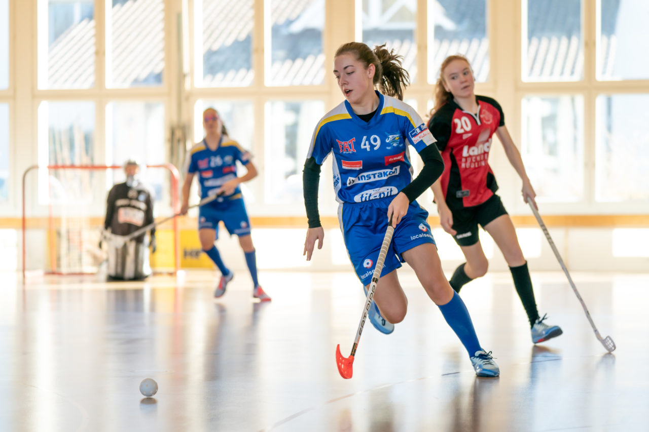 Landbüel (Wil ZH), 16.2019, Unihockey Juniorinnen B 7. Runde, Kloten-Dietlikon Jets - Traktor Buchberg-Rüdl.  

(Claudio Schwarz, unihockey-fotos.ch)

Copyright: Claudio Schwarz, unihockey-fotos.ch – Dieses Bild wurde durch swiss unihockey lizenziert und darf ausschliesslich auf den Online-Kanälen von swiss unihockey verwendet werden. Die redaktionelle oder kommerzielle Nutzung durch Dritte (Medien, Vereine, Unternehmen oder Privatpersonen) per Download von diesem flickr-Account ist ausgeschlossen. Das Bild kann bei Interesse via unihockey-fotos.ch kostenpflichtig lizenziert werden. unihockey-fotos.ch behält sich vor, fehlbaren Medien, Vereinen, Unternehmen oder Privatpersonen Bilder mit einem Zuschlag in Rechnung zu stellen.