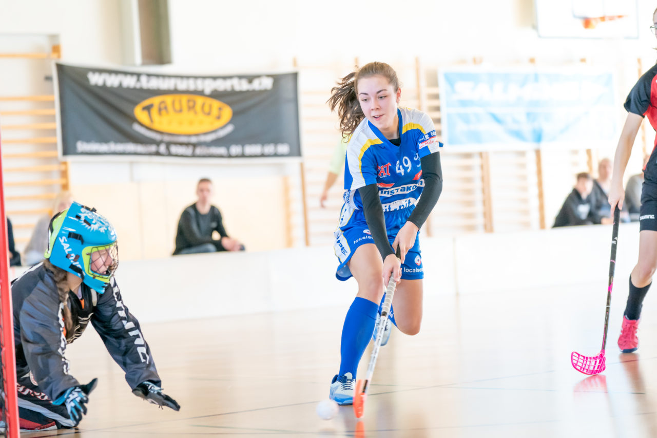 Landbüel (Wil ZH), 16.2019, Unihockey Juniorinnen B 7. Runde, Kloten-Dietlikon Jets - Traktor Buchberg-Rüdl.  

(Claudio Schwarz, unihockey-fotos.ch)

Copyright: Claudio Schwarz, unihockey-fotos.ch – Dieses Bild wurde durch swiss unihockey lizenziert und darf ausschliesslich auf den Online-Kanälen von swiss unihockey verwendet werden. Die redaktionelle oder kommerzielle Nutzung durch Dritte (Medien, Vereine, Unternehmen oder Privatpersonen) per Download von diesem flickr-Account ist ausgeschlossen. Das Bild kann bei Interesse via unihockey-fotos.ch kostenpflichtig lizenziert werden. unihockey-fotos.ch behält sich vor, fehlbaren Medien, Vereinen, Unternehmen oder Privatpersonen Bilder mit einem Zuschlag in Rechnung zu stellen.