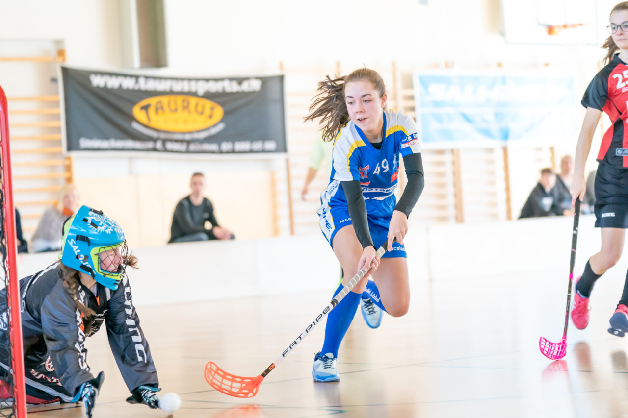 Landbüel (Wil ZH), 16.2019, Unihockey Juniorinnen B 7. Runde, Kloten-Dietlikon Jets - Traktor Buchberg-Rüdl.  

(Claudio Schwarz, unihockey-fotos.ch)

Copyright: Claudio Schwarz, unihockey-fotos.ch – Dieses Bild wurde durch swiss unihockey lizenziert und darf ausschliesslich auf den Online-Kanälen von swiss unihockey verwendet werden. Die redaktionelle oder kommerzielle Nutzung durch Dritte (Medien, Vereine, Unternehmen oder Privatpersonen) per Download von diesem flickr-Account ist ausgeschlossen. Das Bild kann bei Interesse via unihockey-fotos.ch kostenpflichtig lizenziert werden. unihockey-fotos.ch behält sich vor, fehlbaren Medien, Vereinen, Unternehmen oder Privatpersonen Bilder mit einem Zuschlag in Rechnung zu stellen.