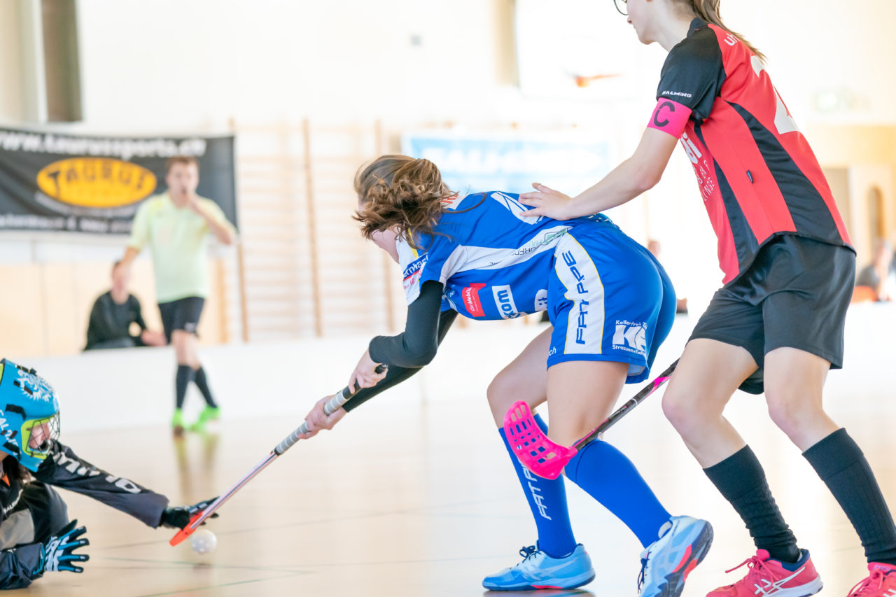 Landbüel (Wil ZH), 16.2019, Unihockey Juniorinnen B 7. Runde, Kloten-Dietlikon Jets - Traktor Buchberg-Rüdl.  

(Claudio Schwarz, unihockey-fotos.ch)

Copyright: Claudio Schwarz, unihockey-fotos.ch – Dieses Bild wurde durch swiss unihockey lizenziert und darf ausschliesslich auf den Online-Kanälen von swiss unihockey verwendet werden. Die redaktionelle oder kommerzielle Nutzung durch Dritte (Medien, Vereine, Unternehmen oder Privatpersonen) per Download von diesem flickr-Account ist ausgeschlossen. Das Bild kann bei Interesse via unihockey-fotos.ch kostenpflichtig lizenziert werden. unihockey-fotos.ch behält sich vor, fehlbaren Medien, Vereinen, Unternehmen oder Privatpersonen Bilder mit einem Zuschlag in Rechnung zu stellen.