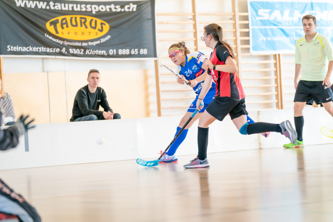 Landbüel (Wil ZH), 16.2019, Unihockey Juniorinnen B 7. Runde, Kloten-Dietlikon Jets - Traktor Buchberg-Rüdl.  

(Claudio Schwarz, unihockey-fotos.ch)

Copyright: Claudio Schwarz, unihockey-fotos.ch – Dieses Bild wurde durch swiss unihockey lizenziert und darf ausschliesslich auf den Online-Kanälen von swiss unihockey verwendet werden. Die redaktionelle oder kommerzielle Nutzung durch Dritte (Medien, Vereine, Unternehmen oder Privatpersonen) per Download von diesem flickr-Account ist ausgeschlossen. Das Bild kann bei Interesse via unihockey-fotos.ch kostenpflichtig lizenziert werden. unihockey-fotos.ch behält sich vor, fehlbaren Medien, Vereinen, Unternehmen oder Privatpersonen Bilder mit einem Zuschlag in Rechnung zu stellen.