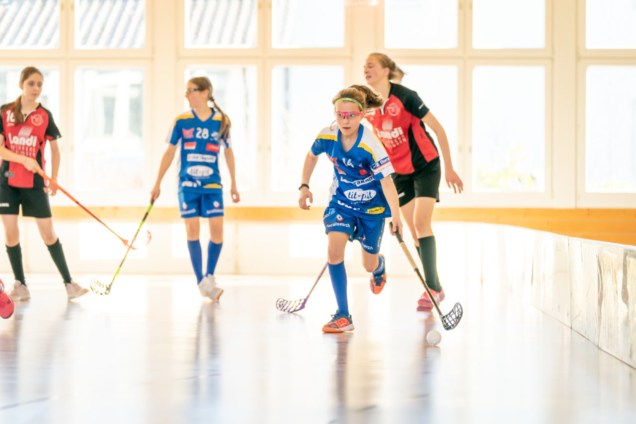 Landbüel (Wil ZH), 16.2019, Unihockey Juniorinnen B 7. Runde, Kloten-Dietlikon Jets - Traktor Buchberg-Rüdl.  

(Claudio Schwarz, unihockey-fotos.ch)

Copyright: Claudio Schwarz, unihockey-fotos.ch – Dieses Bild wurde durch swiss unihockey lizenziert und darf ausschliesslich auf den Online-Kanälen von swiss unihockey verwendet werden. Die redaktionelle oder kommerzielle Nutzung durch Dritte (Medien, Vereine, Unternehmen oder Privatpersonen) per Download von diesem flickr-Account ist ausgeschlossen. Das Bild kann bei Interesse via unihockey-fotos.ch kostenpflichtig lizenziert werden. unihockey-fotos.ch behält sich vor, fehlbaren Medien, Vereinen, Unternehmen oder Privatpersonen Bilder mit einem Zuschlag in Rechnung zu stellen.