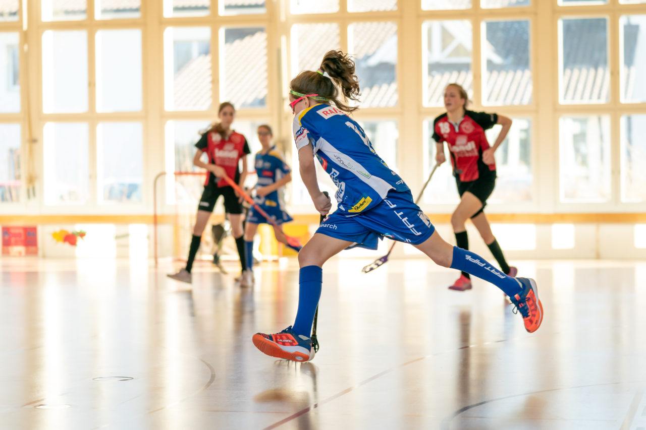 Landbüel (Wil ZH), 16.2019, Unihockey Juniorinnen B 7. Runde, Kloten-Dietlikon Jets - Traktor Buchberg-Rüdl.  

(Claudio Schwarz, unihockey-fotos.ch)

Copyright: Claudio Schwarz, unihockey-fotos.ch – Dieses Bild wurde durch swiss unihockey lizenziert und darf ausschliesslich auf den Online-Kanälen von swiss unihockey verwendet werden. Die redaktionelle oder kommerzielle Nutzung durch Dritte (Medien, Vereine, Unternehmen oder Privatpersonen) per Download von diesem flickr-Account ist ausgeschlossen. Das Bild kann bei Interesse via unihockey-fotos.ch kostenpflichtig lizenziert werden. unihockey-fotos.ch behält sich vor, fehlbaren Medien, Vereinen, Unternehmen oder Privatpersonen Bilder mit einem Zuschlag in Rechnung zu stellen.