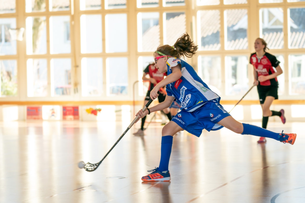 Landbüel (Wil ZH), 16.2019, Unihockey Juniorinnen B 7. Runde, Kloten-Dietlikon Jets - Traktor Buchberg-Rüdl.  

(Claudio Schwarz, unihockey-fotos.ch)

Copyright: Claudio Schwarz, unihockey-fotos.ch – Dieses Bild wurde durch swiss unihockey lizenziert und darf ausschliesslich auf den Online-Kanälen von swiss unihockey verwendet werden. Die redaktionelle oder kommerzielle Nutzung durch Dritte (Medien, Vereine, Unternehmen oder Privatpersonen) per Download von diesem flickr-Account ist ausgeschlossen. Das Bild kann bei Interesse via unihockey-fotos.ch kostenpflichtig lizenziert werden. unihockey-fotos.ch behält sich vor, fehlbaren Medien, Vereinen, Unternehmen oder Privatpersonen Bilder mit einem Zuschlag in Rechnung zu stellen.