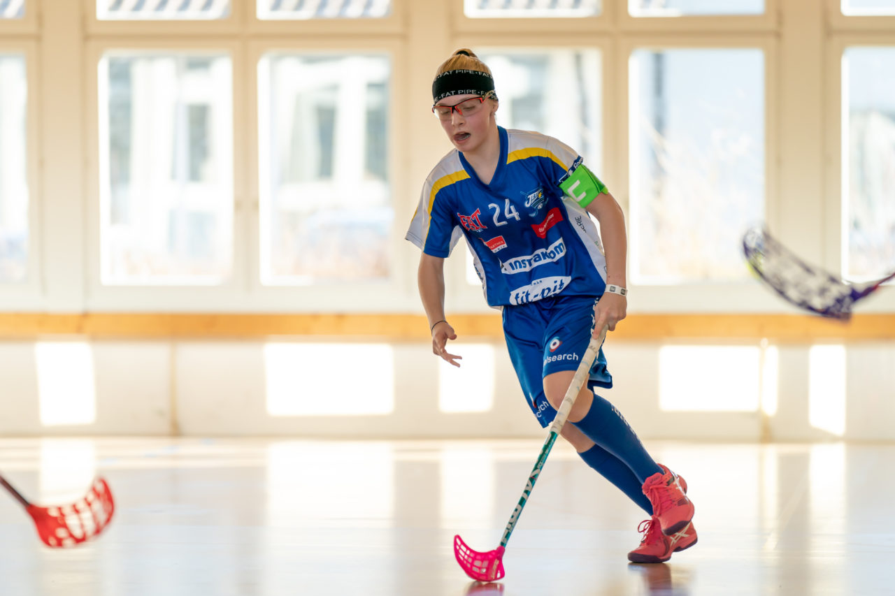 Landbüel (Wil ZH), 16.2019, Unihockey Juniorinnen B 7. Runde, Kloten-Dietlikon Jets - Traktor Buchberg-Rüdl.  

(Claudio Schwarz, unihockey-fotos.ch)

Copyright: Claudio Schwarz, unihockey-fotos.ch – Dieses Bild wurde durch swiss unihockey lizenziert und darf ausschliesslich auf den Online-Kanälen von swiss unihockey verwendet werden. Die redaktionelle oder kommerzielle Nutzung durch Dritte (Medien, Vereine, Unternehmen oder Privatpersonen) per Download von diesem flickr-Account ist ausgeschlossen. Das Bild kann bei Interesse via unihockey-fotos.ch kostenpflichtig lizenziert werden. unihockey-fotos.ch behält sich vor, fehlbaren Medien, Vereinen, Unternehmen oder Privatpersonen Bilder mit einem Zuschlag in Rechnung zu stellen.
