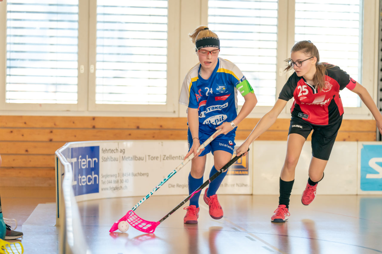 Landbüel (Wil ZH), 16.2019, Unihockey Juniorinnen B 7. Runde, Kloten-Dietlikon Jets - Traktor Buchberg-Rüdl.  

(Claudio Schwarz, unihockey-fotos.ch)

Copyright: Claudio Schwarz, unihockey-fotos.ch – Dieses Bild wurde durch swiss unihockey lizenziert und darf ausschliesslich auf den Online-Kanälen von swiss unihockey verwendet werden. Die redaktionelle oder kommerzielle Nutzung durch Dritte (Medien, Vereine, Unternehmen oder Privatpersonen) per Download von diesem flickr-Account ist ausgeschlossen. Das Bild kann bei Interesse via unihockey-fotos.ch kostenpflichtig lizenziert werden. unihockey-fotos.ch behält sich vor, fehlbaren Medien, Vereinen, Unternehmen oder Privatpersonen Bilder mit einem Zuschlag in Rechnung zu stellen.