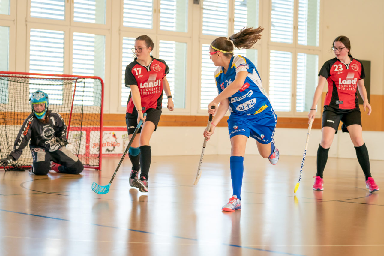Landbüel (Wil ZH), 16.2019, Unihockey Juniorinnen B 7. Runde, Kloten-Dietlikon Jets - Traktor Buchberg-Rüdl.  

(Claudio Schwarz, unihockey-fotos.ch)

Copyright: Claudio Schwarz, unihockey-fotos.ch – Dieses Bild wurde durch swiss unihockey lizenziert und darf ausschliesslich auf den Online-Kanälen von swiss unihockey verwendet werden. Die redaktionelle oder kommerzielle Nutzung durch Dritte (Medien, Vereine, Unternehmen oder Privatpersonen) per Download von diesem flickr-Account ist ausgeschlossen. Das Bild kann bei Interesse via unihockey-fotos.ch kostenpflichtig lizenziert werden. unihockey-fotos.ch behält sich vor, fehlbaren Medien, Vereinen, Unternehmen oder Privatpersonen Bilder mit einem Zuschlag in Rechnung zu stellen.