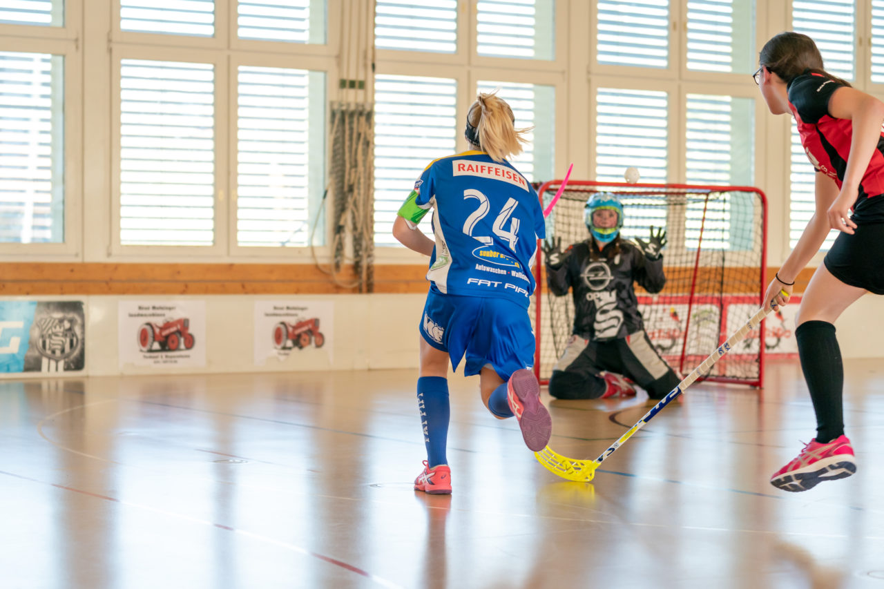 Landbüel (Wil ZH), 16.2019, Unihockey Juniorinnen B 7. Runde, Kloten-Dietlikon Jets - Traktor Buchberg-Rüdl.  

(Claudio Schwarz, unihockey-fotos.ch)

Copyright: Claudio Schwarz, unihockey-fotos.ch – Dieses Bild wurde durch swiss unihockey lizenziert und darf ausschliesslich auf den Online-Kanälen von swiss unihockey verwendet werden. Die redaktionelle oder kommerzielle Nutzung durch Dritte (Medien, Vereine, Unternehmen oder Privatpersonen) per Download von diesem flickr-Account ist ausgeschlossen. Das Bild kann bei Interesse via unihockey-fotos.ch kostenpflichtig lizenziert werden. unihockey-fotos.ch behält sich vor, fehlbaren Medien, Vereinen, Unternehmen oder Privatpersonen Bilder mit einem Zuschlag in Rechnung zu stellen.